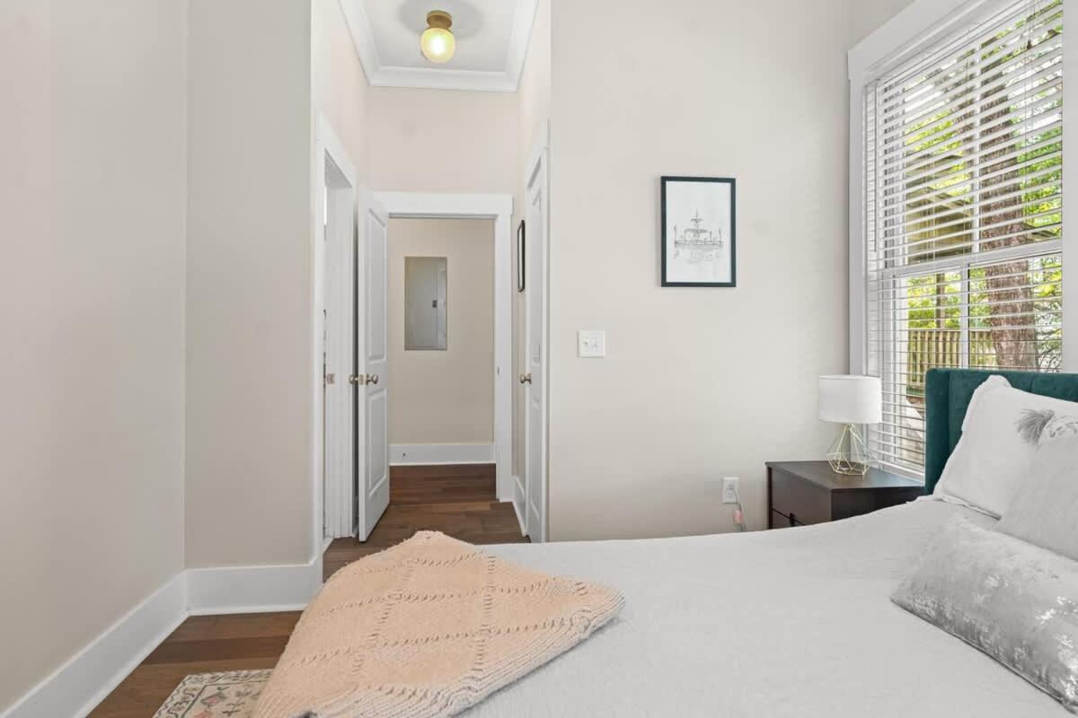 Renovated Dog Friendly Duplex Near Food & Fun Fully Fenced Yard And Private Parking Holiday home *