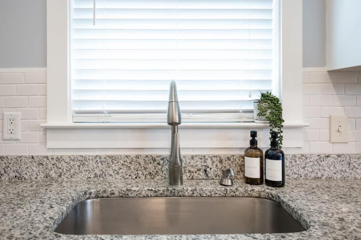 Renovated Dog Friendly Duplex Near Food & Fun Fully Fenced Yard And Private Parking *