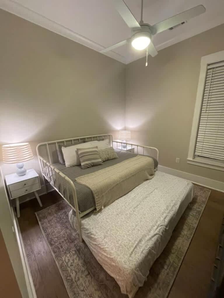 Renovated Dog Friendly Duplex Near Food & Fun Fully Fenced Yard And Private Parking Holiday home *