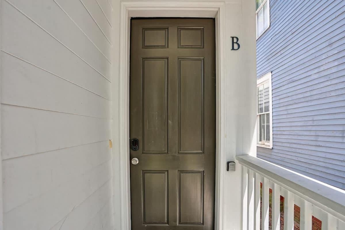 Renovated Dog Friendly Duplex Near Food & Fun Fully Fenced Yard And Private Parking Holiday home