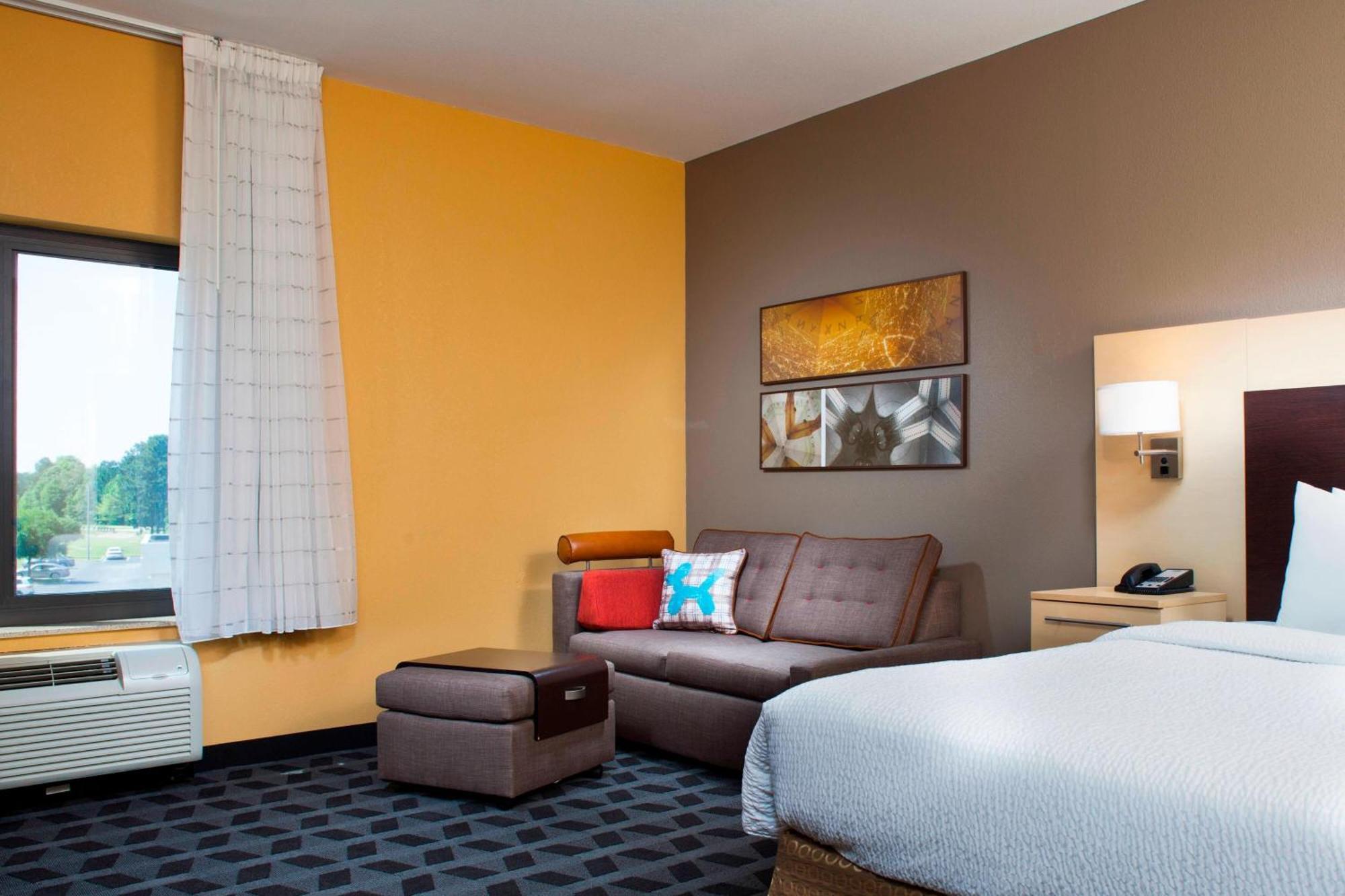 Towneplace By Marriott Airport Hotel