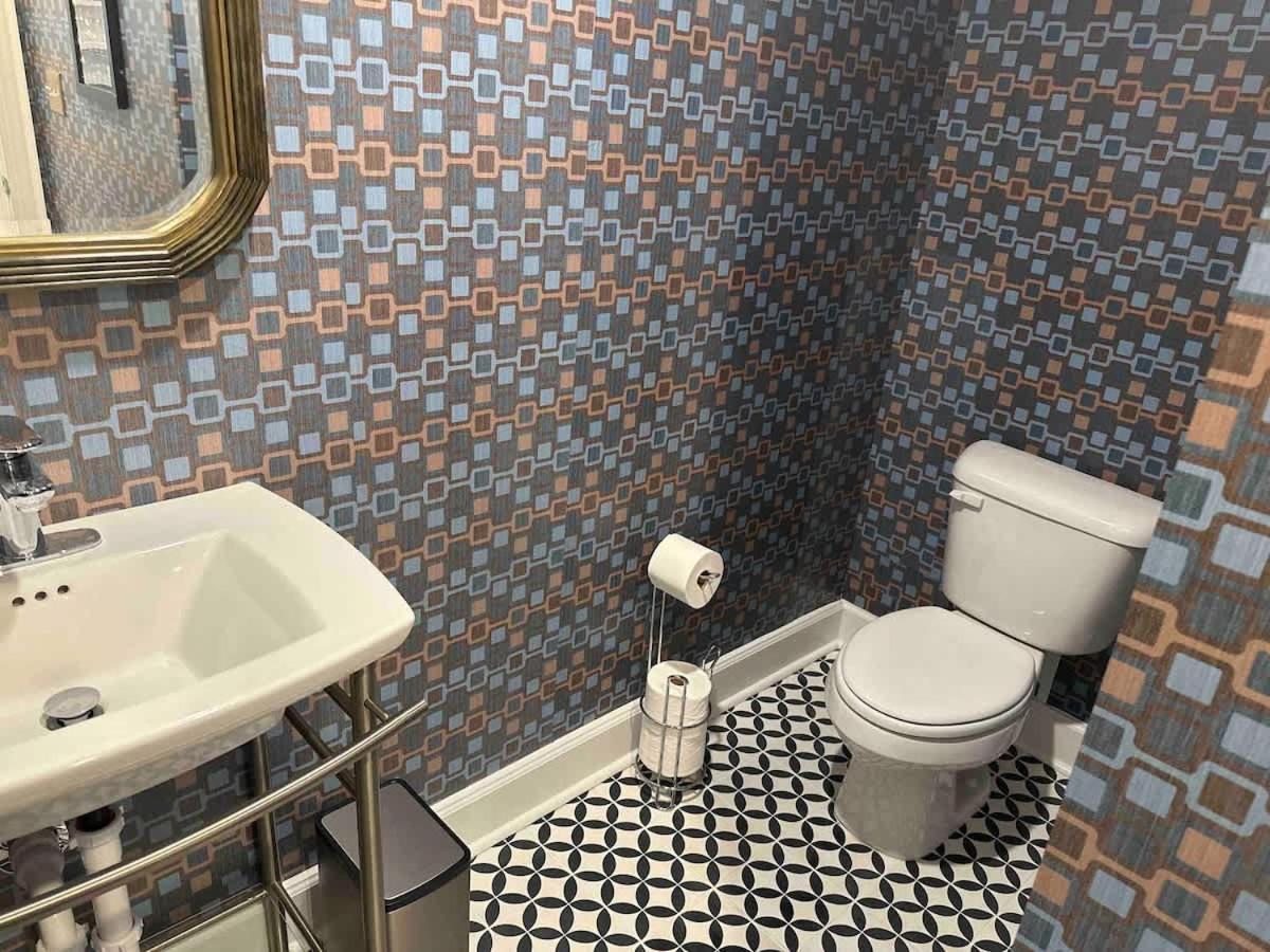 Classy 3-story Downtown - Great Location Holiday home