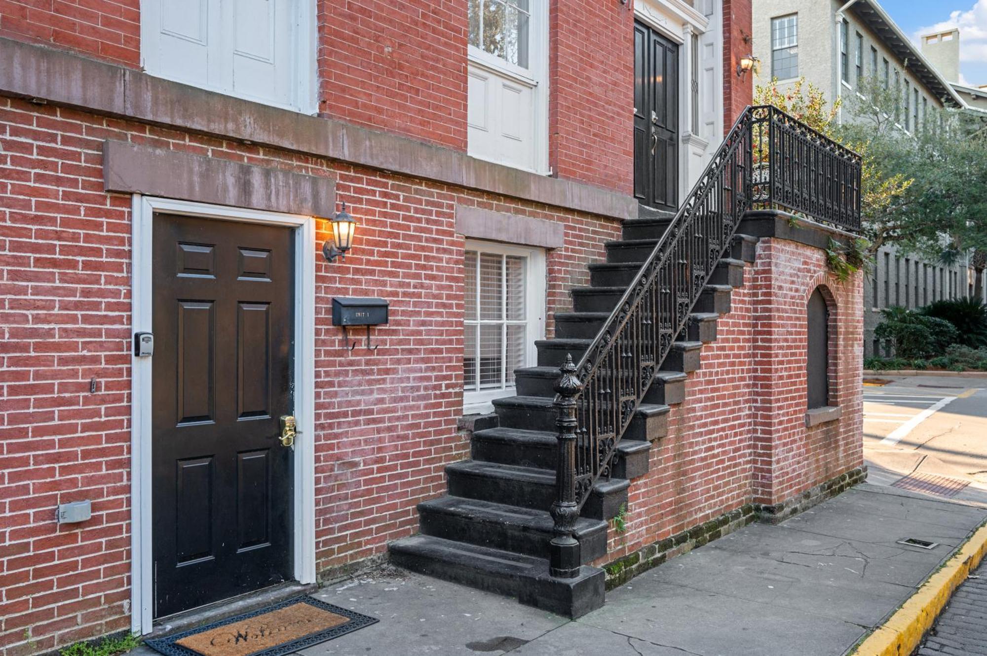 Walk To Bars Shopping River Street!-3 Holiday home