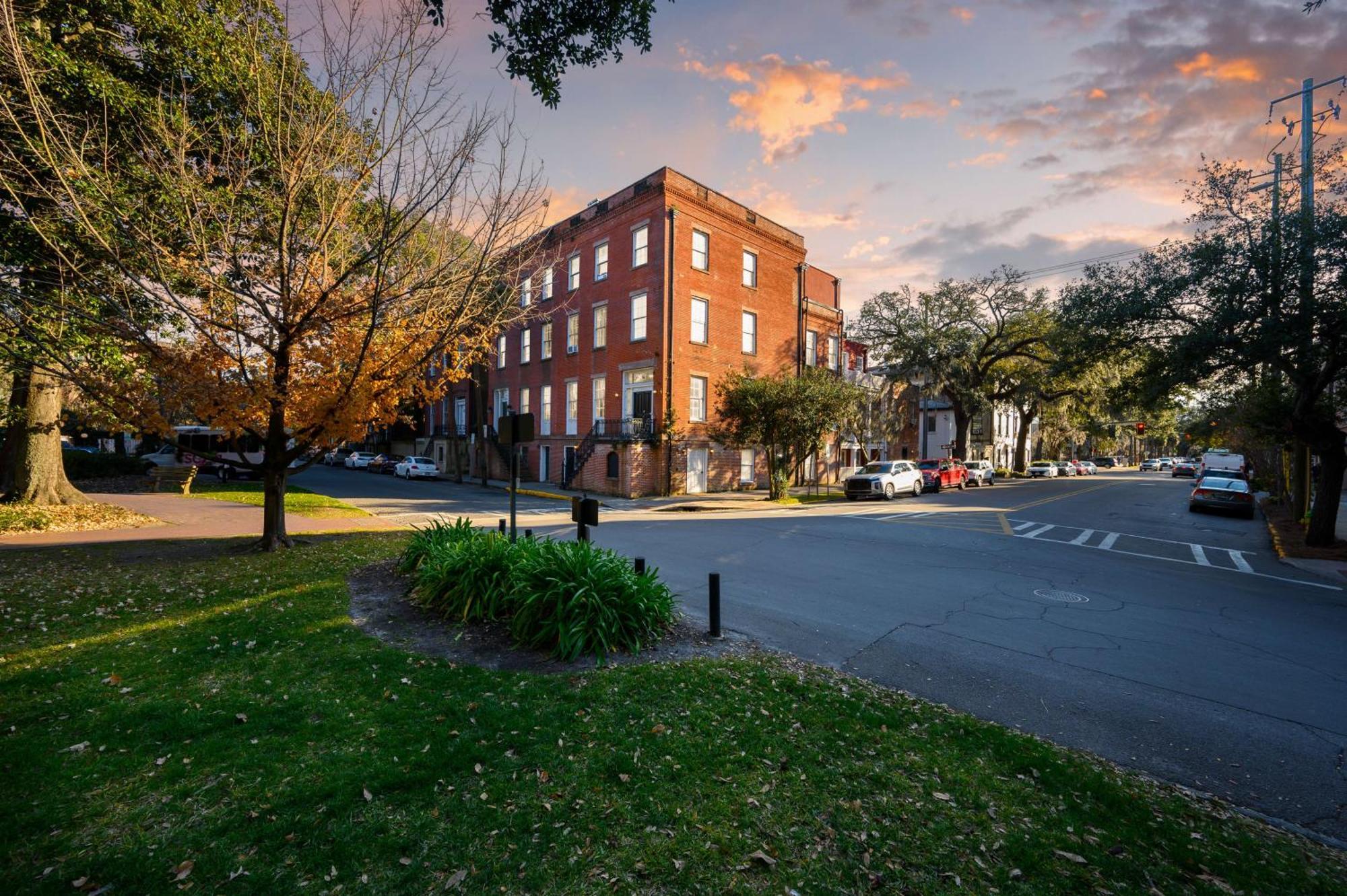 Walk To Bars Shopping River Street!-3 Holiday home *