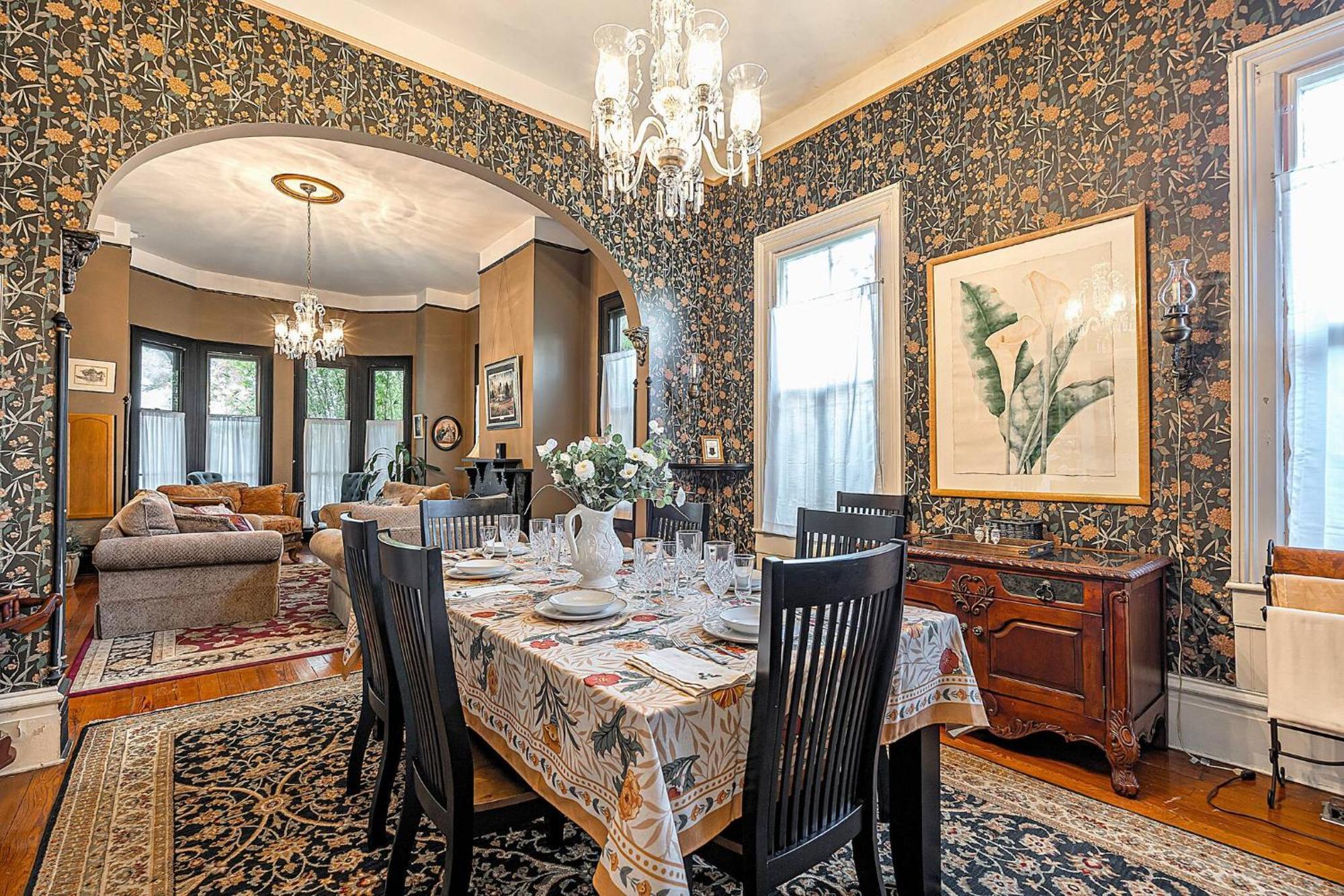Unique Victorian Main House And Carriage House Holiday home *