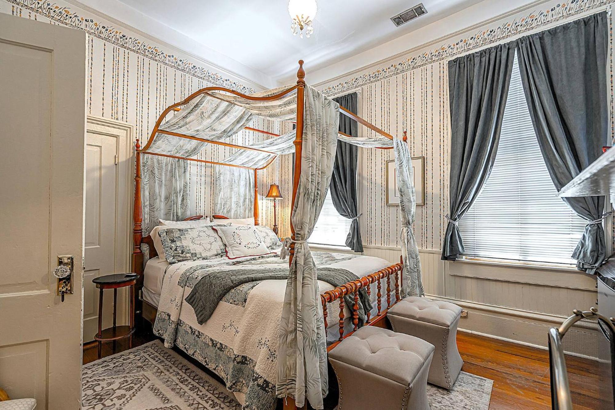 Unique Victorian Main House And Carriage House Holiday home *