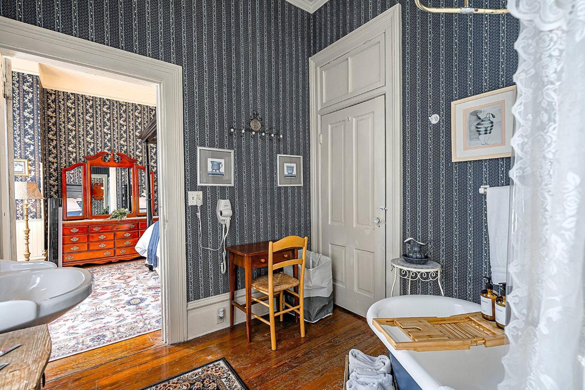 Holiday home Unique Victorian Main House And Carriage House Savannah