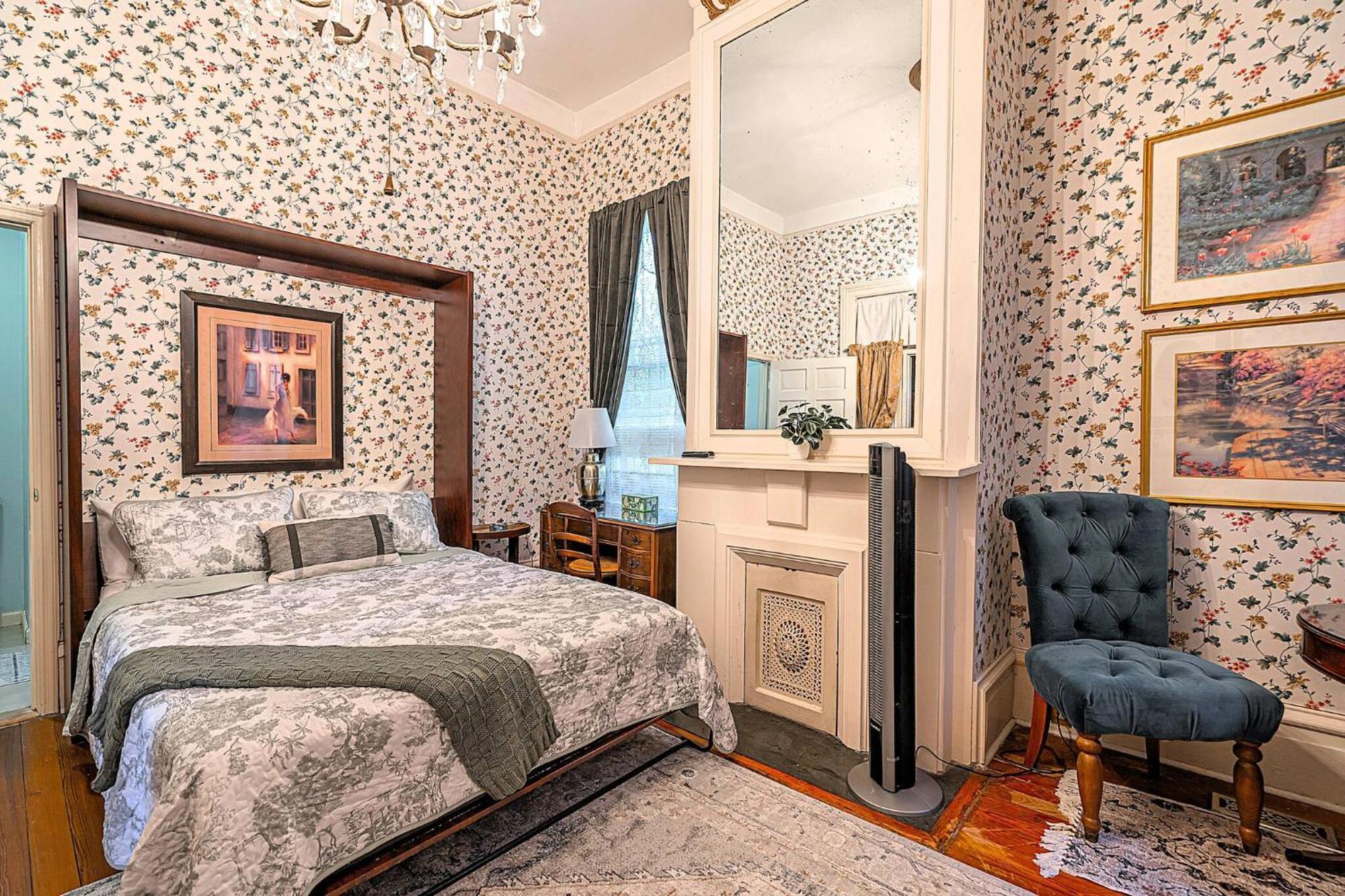 Unique Victorian Main House And Carriage House Savannah