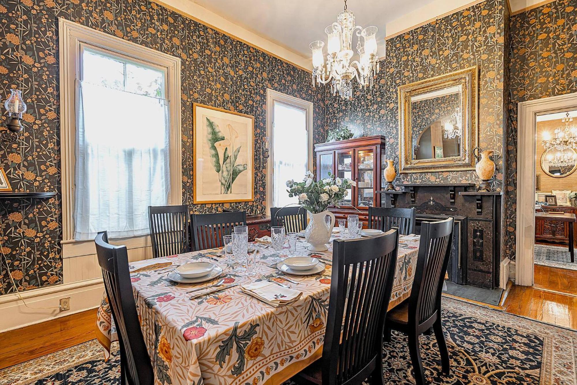 Holiday home Unique Victorian Main House And Carriage House