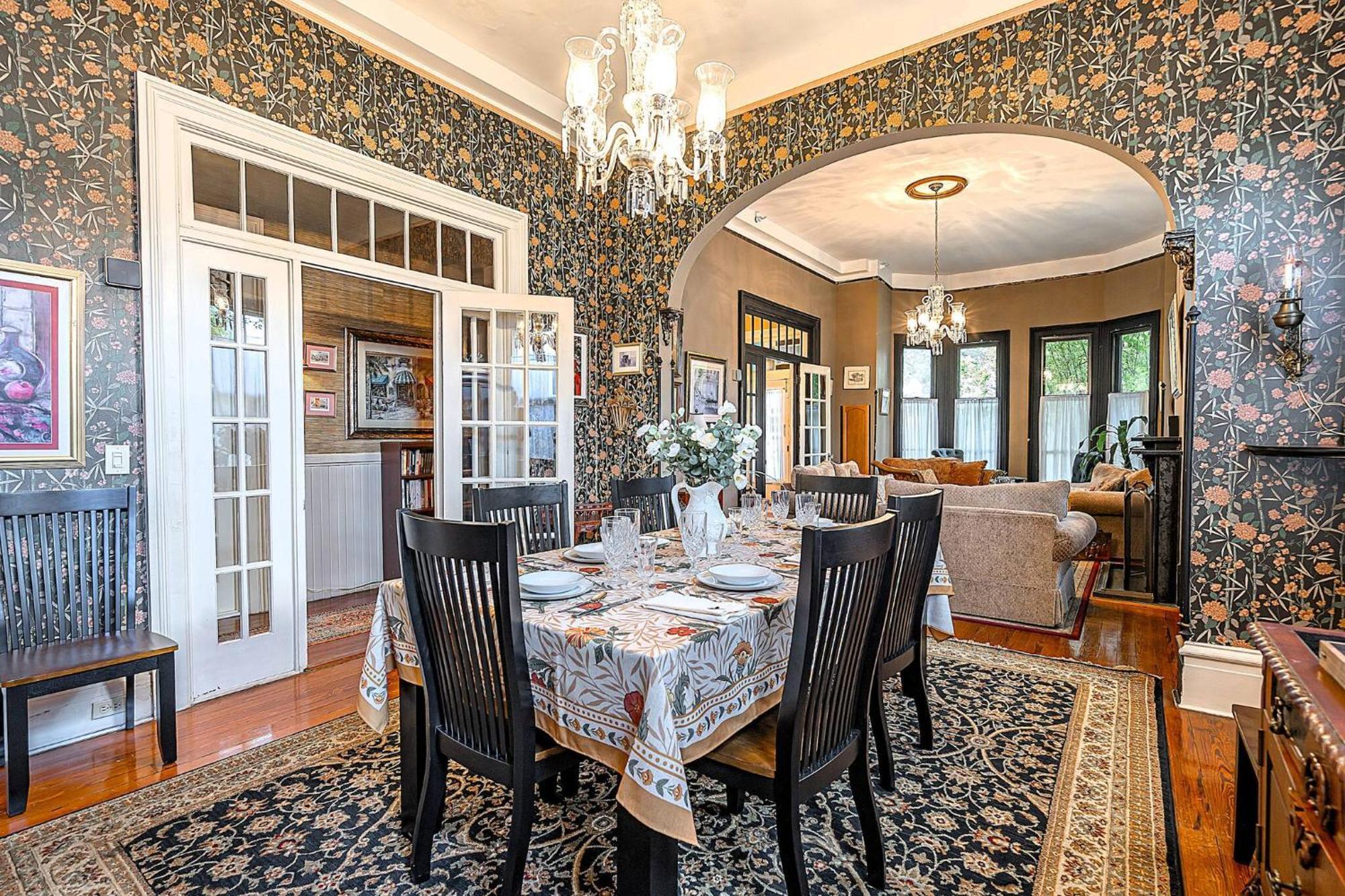Unique Victorian Main House And Carriage House Holiday home *