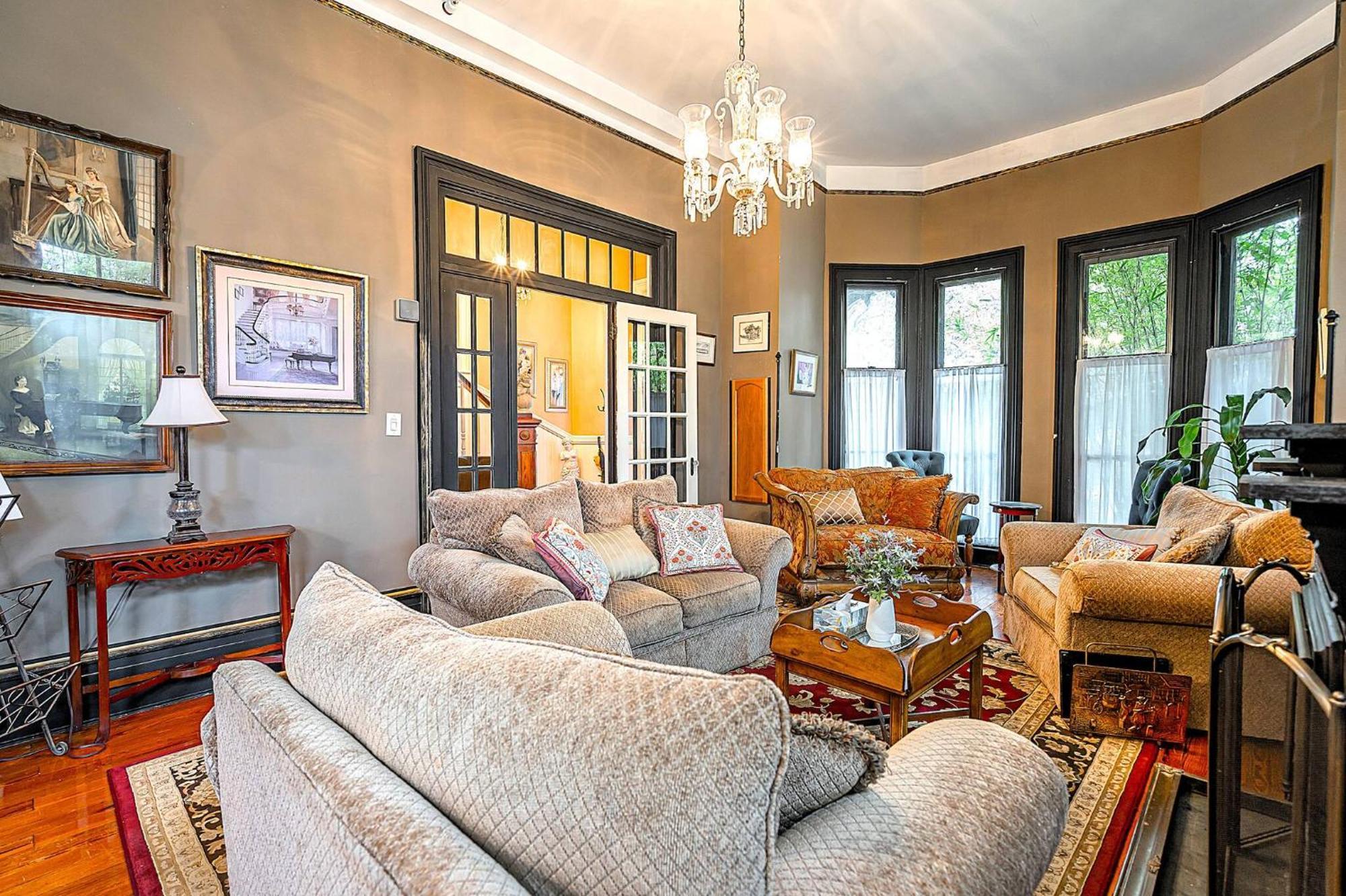 Unique Victorian Main House And Carriage House Savannah