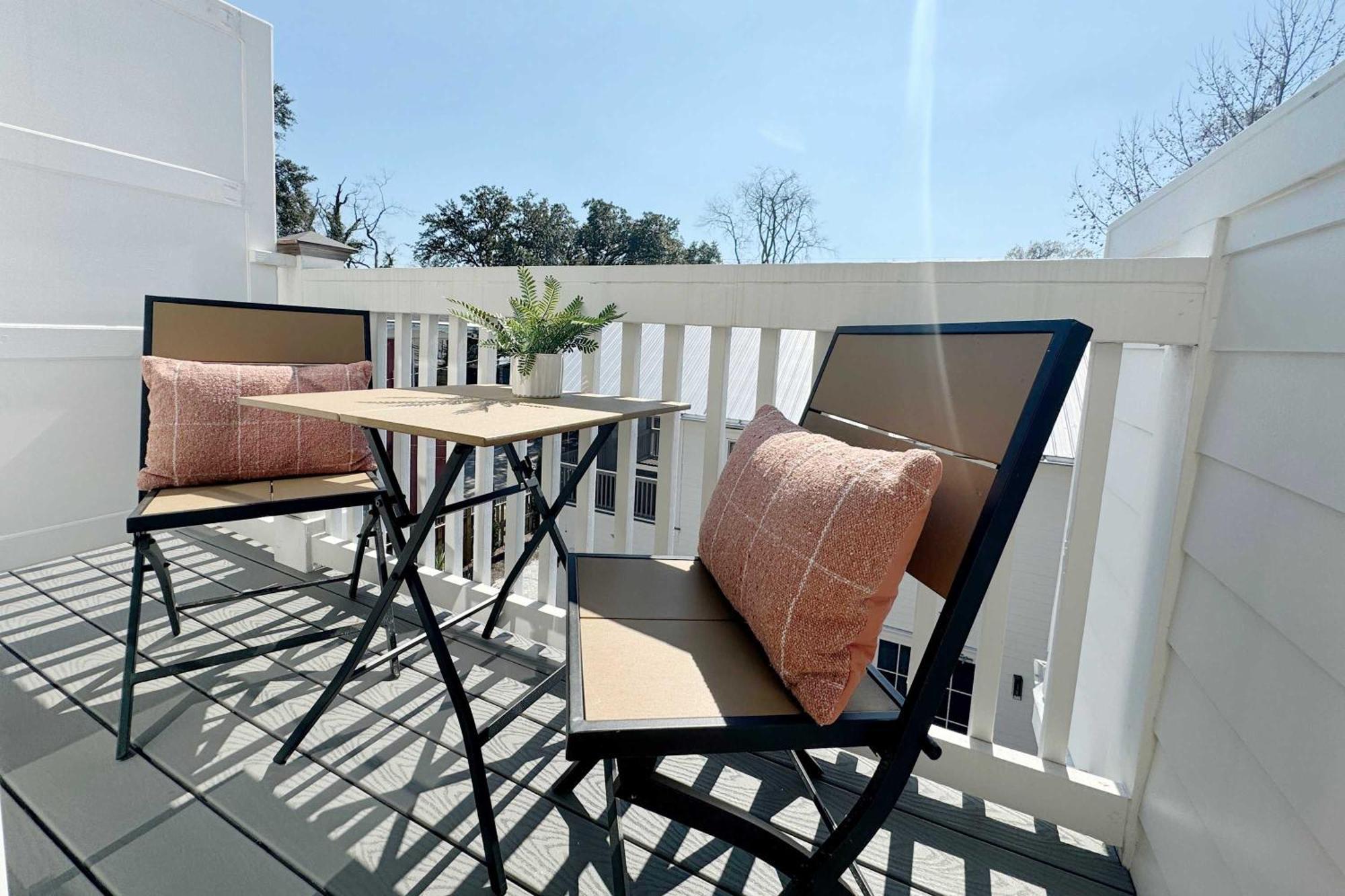 Spacious 3-floor Downtown Retreat - Prime Location