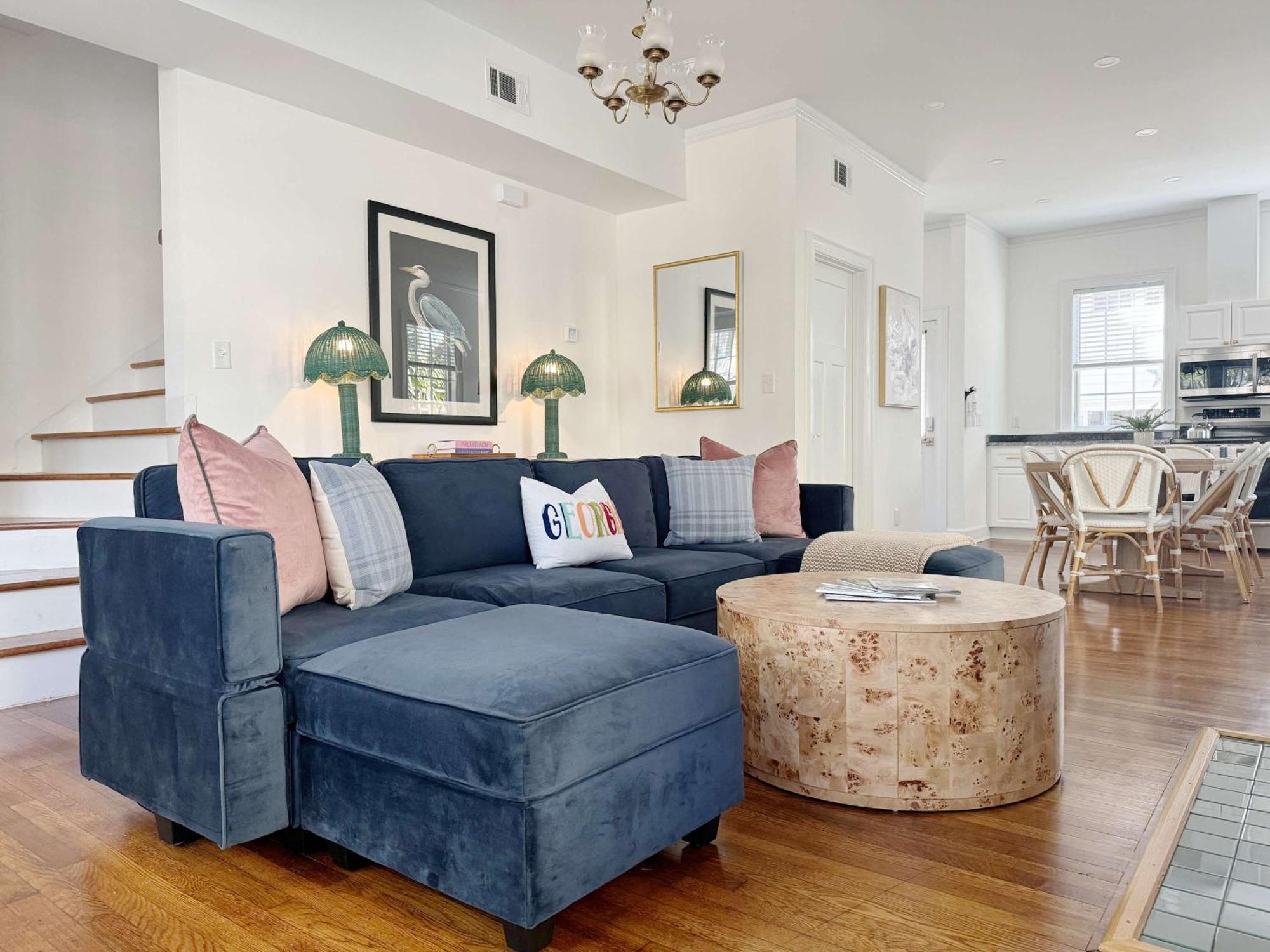 Spacious 3-floor Downtown Retreat - Prime Location Holiday home *