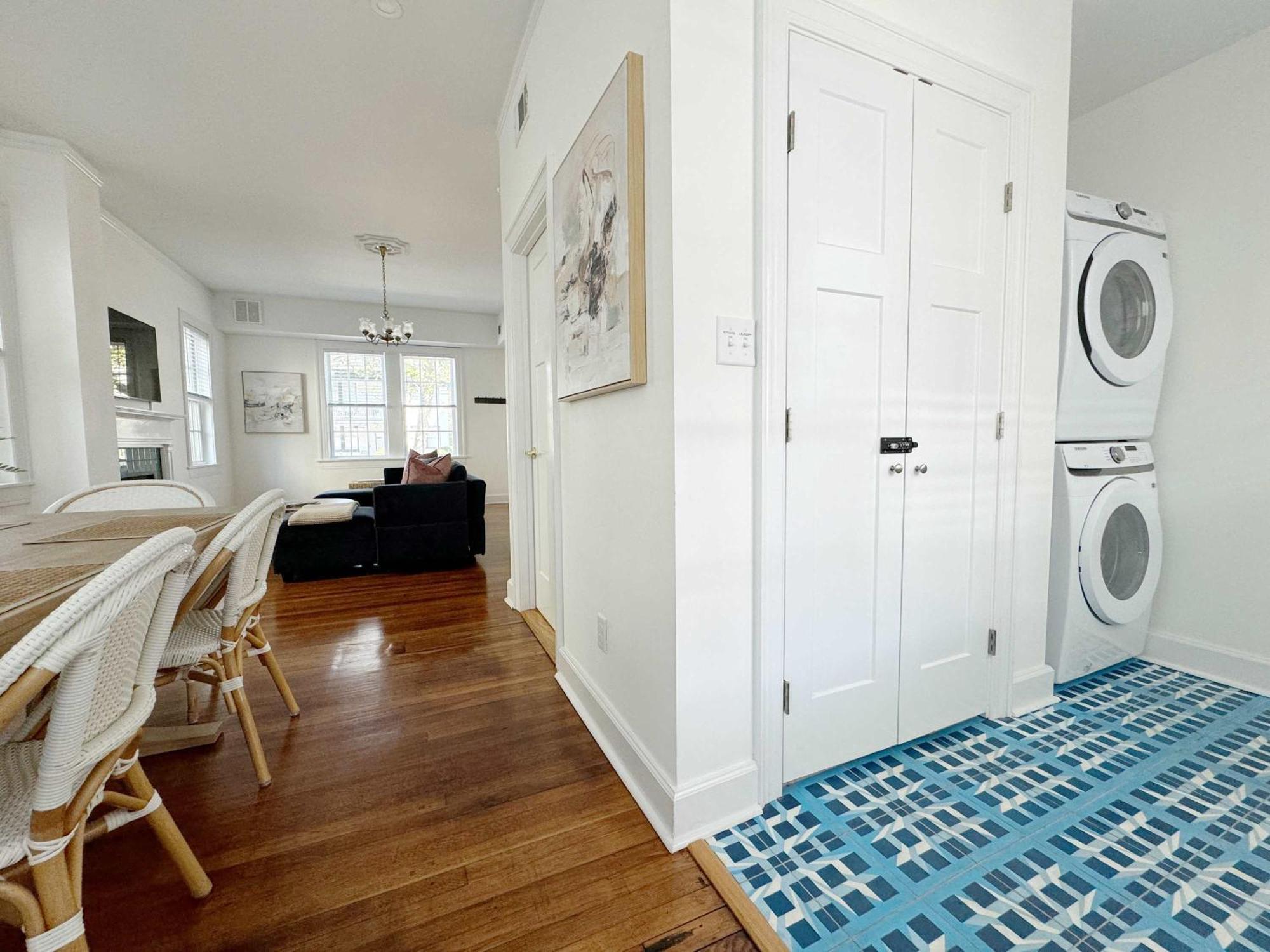 Holiday home Spacious 3-floor Downtown Retreat - Prime Location *