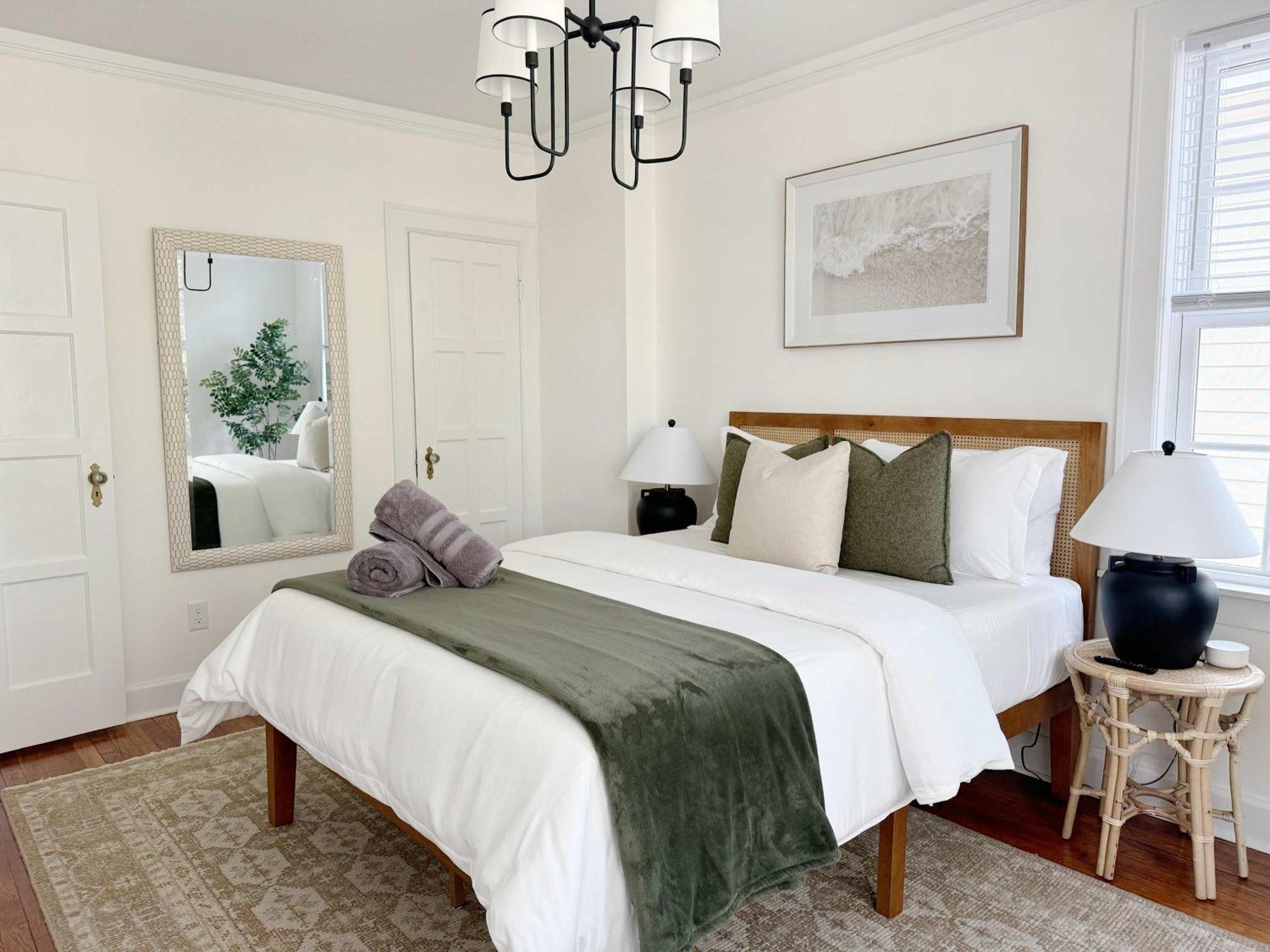 Spacious 3-floor Downtown Retreat - Prime Location *