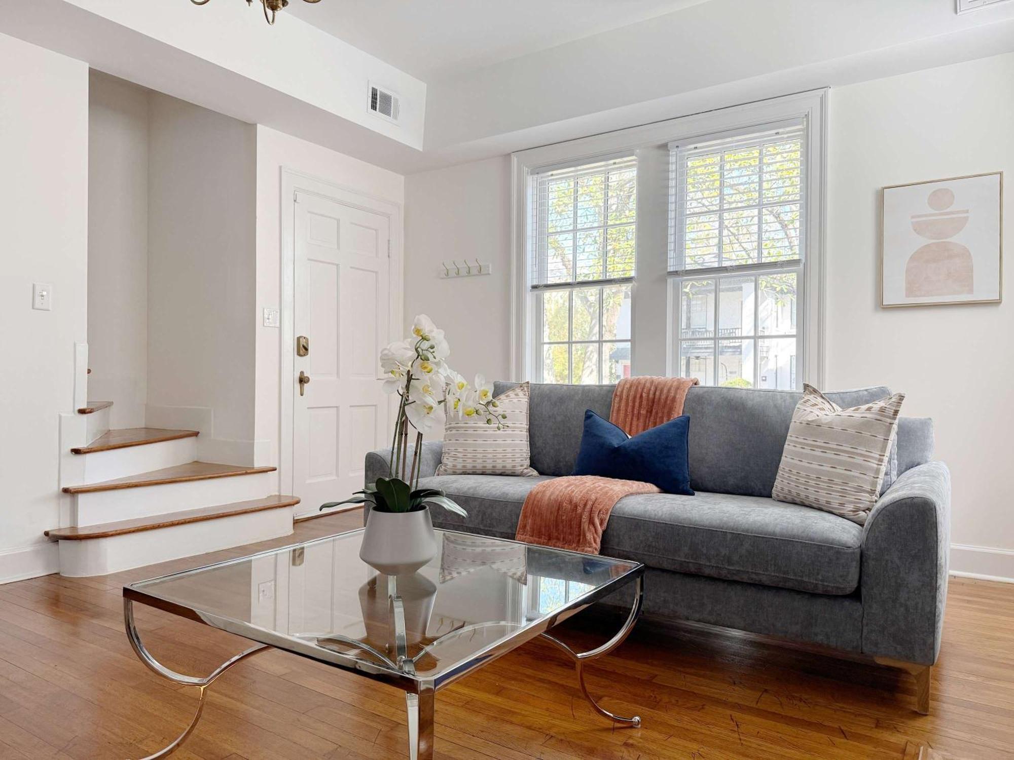 Classy 3-story Downtown - Great Location