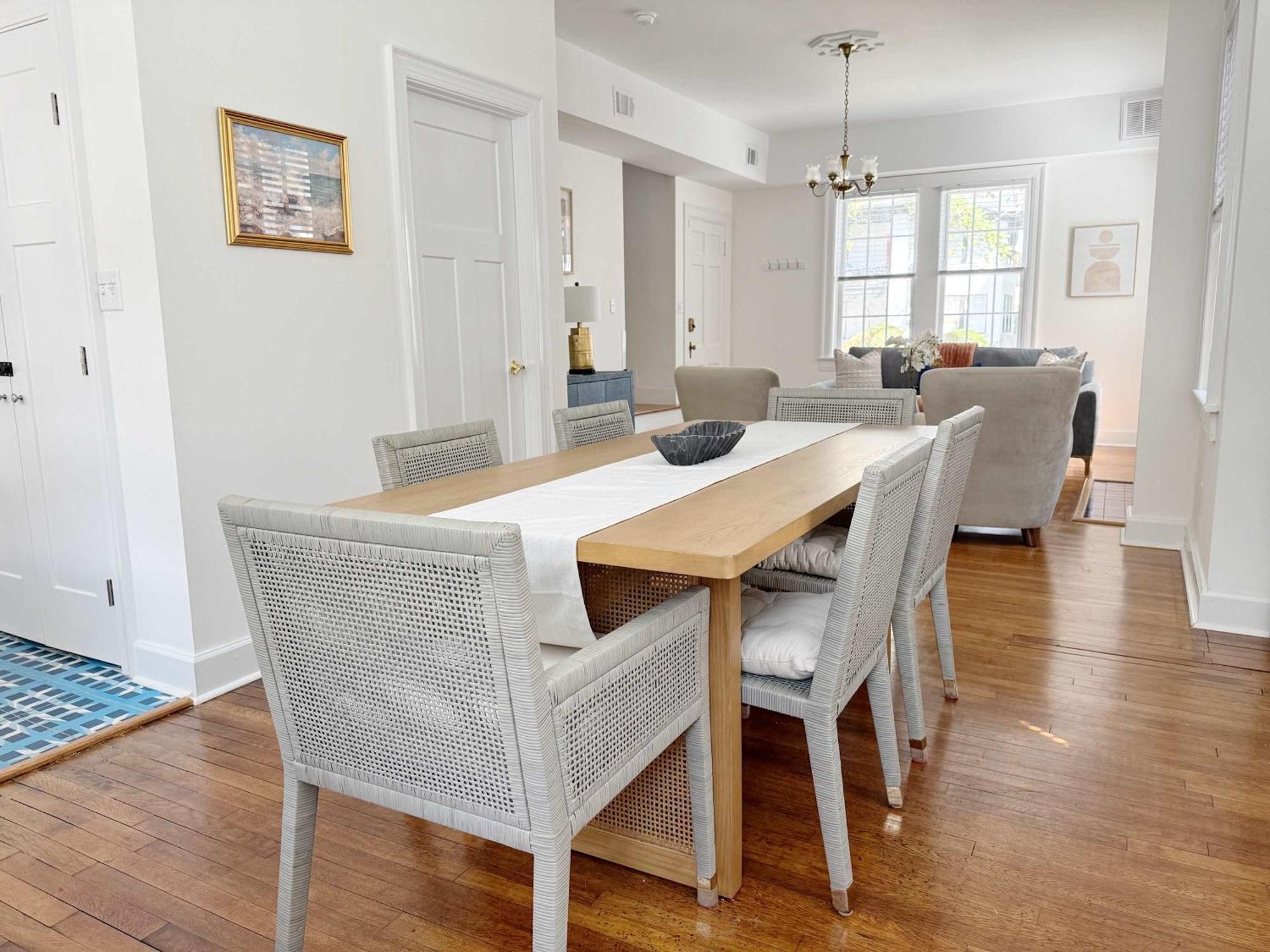 Classy 3-story Downtown - Great Location Holiday home