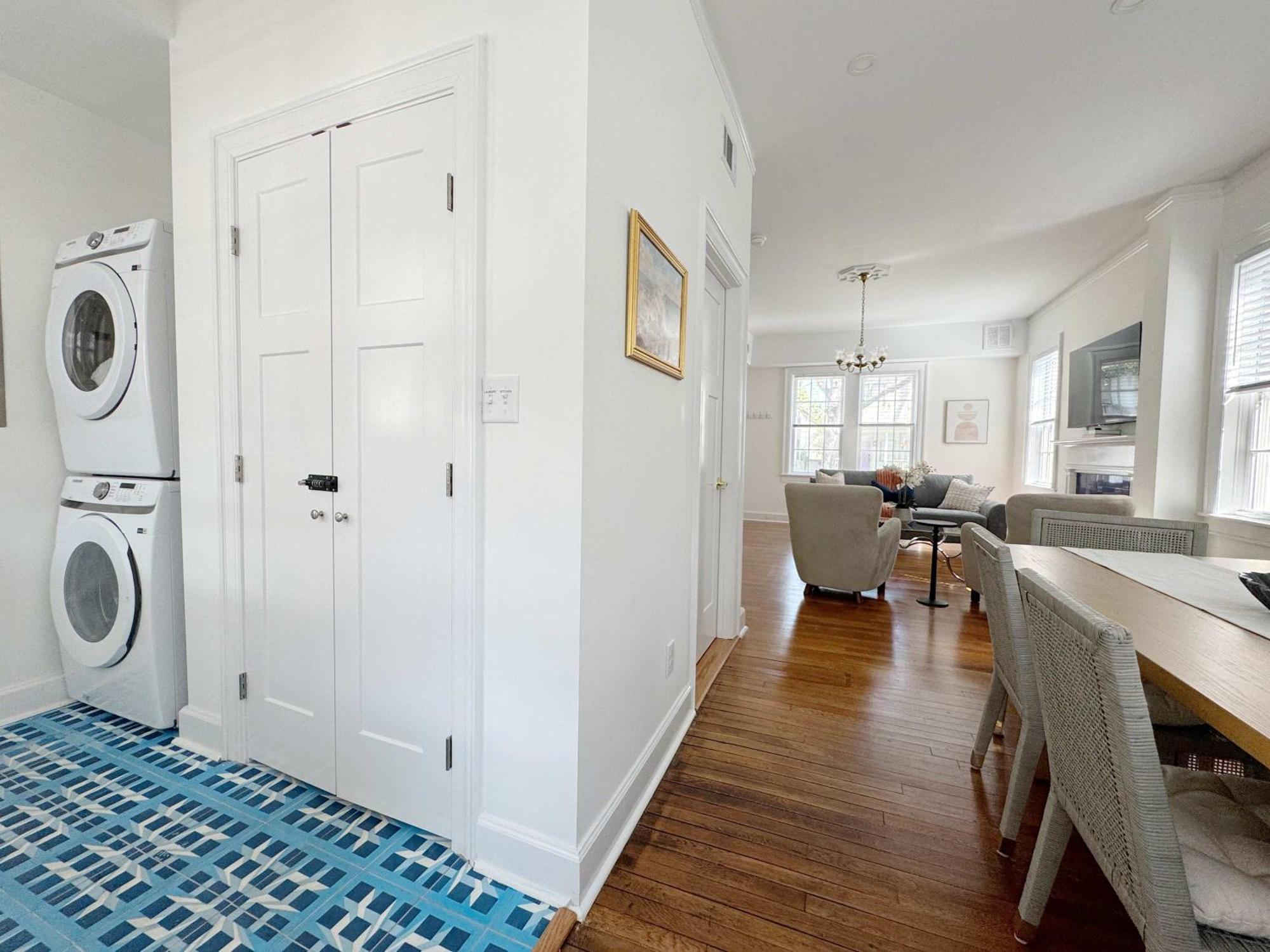 Classy 3-story Downtown - Great Location *