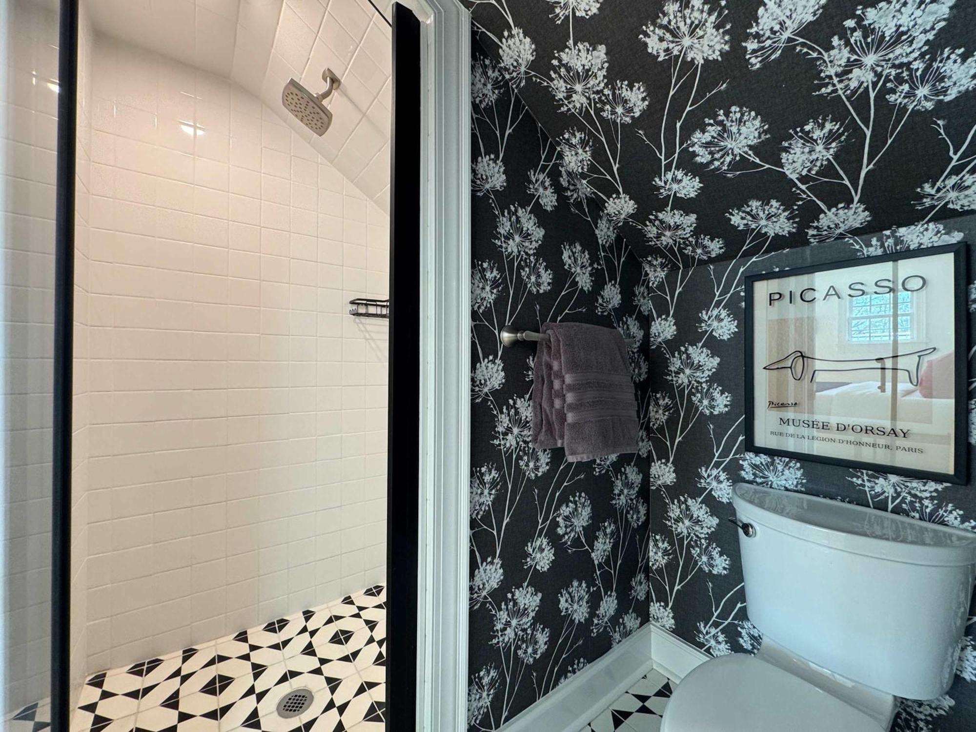 Classy 3-story Downtown - Great Location Holiday home