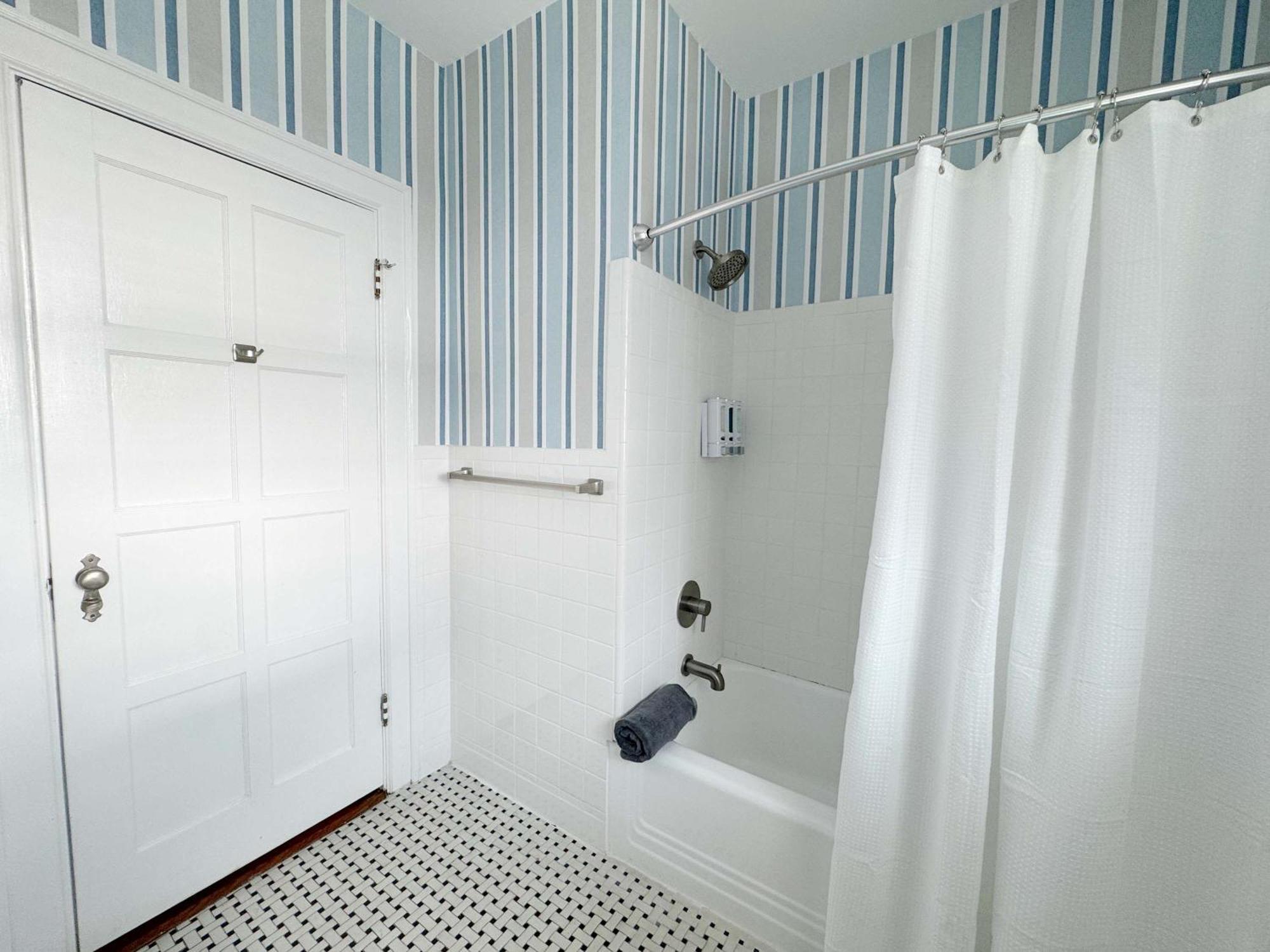Classy 3-story Downtown - Great Location Holiday home Savannah