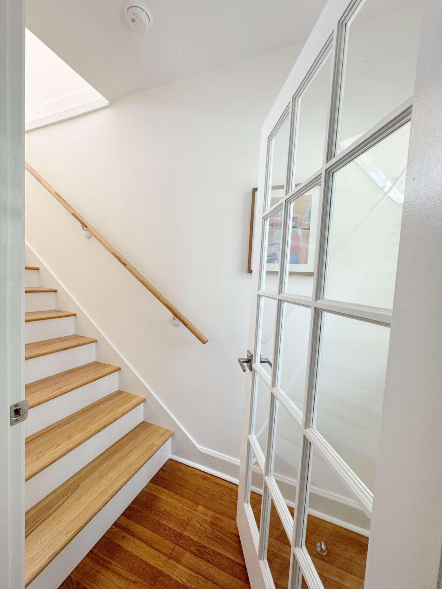 Classy 3-story Downtown - Great Location Holiday home *