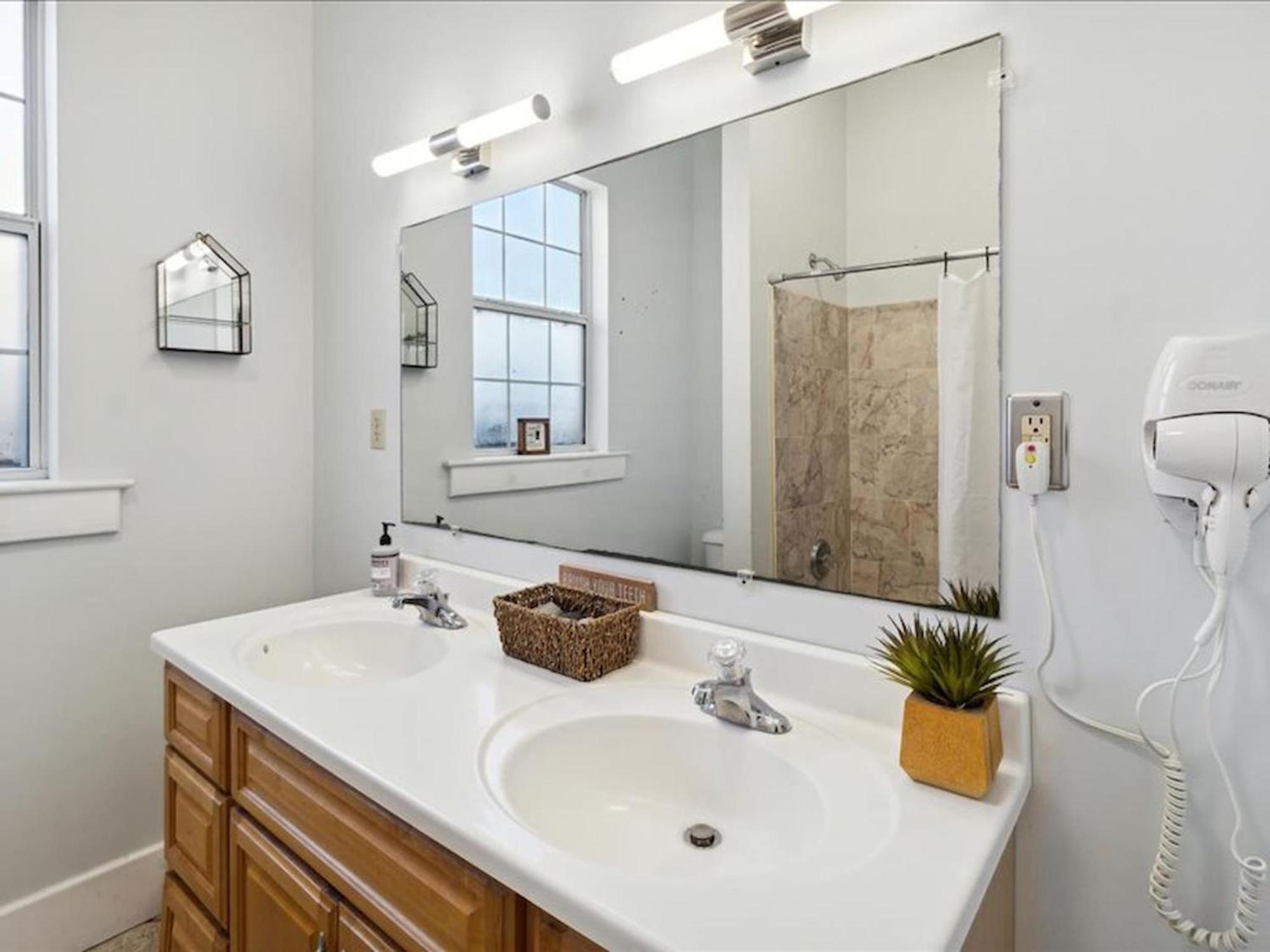 Great Starland District Place For Group Stays! * Savannah
