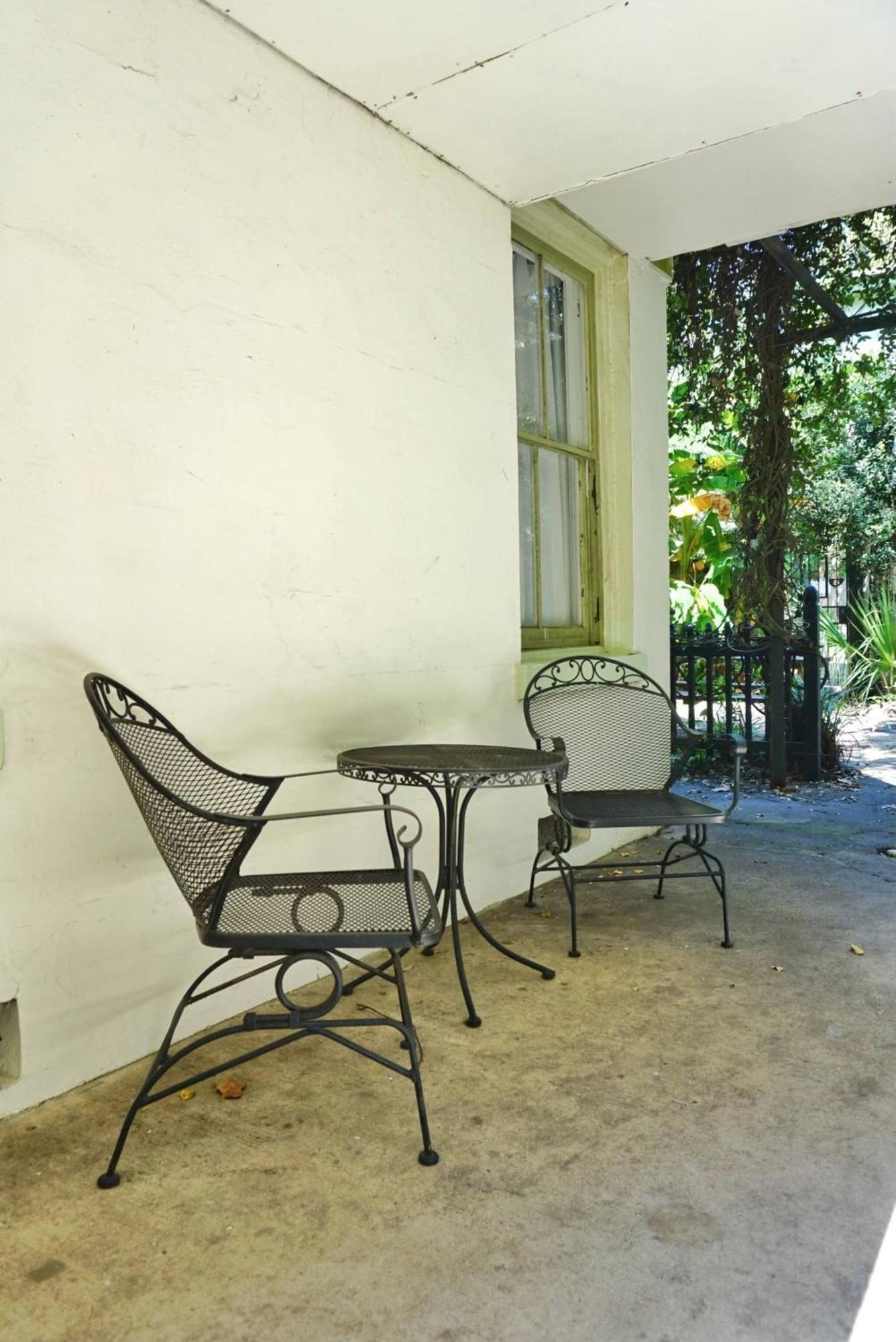 Apartment 3bdr Classy Mid-century Ground-level Forsyth
