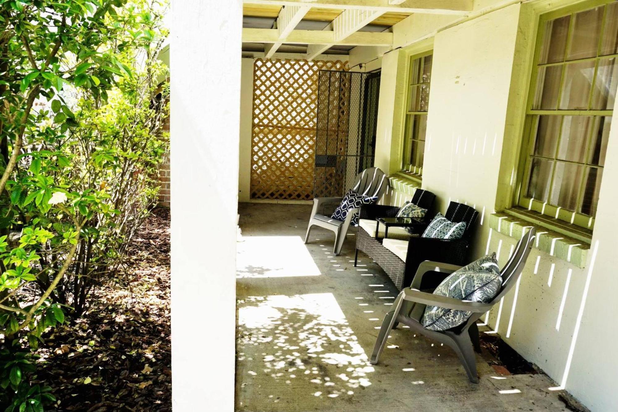3bdr Classy Mid-century Ground-level Forsyth Savannah