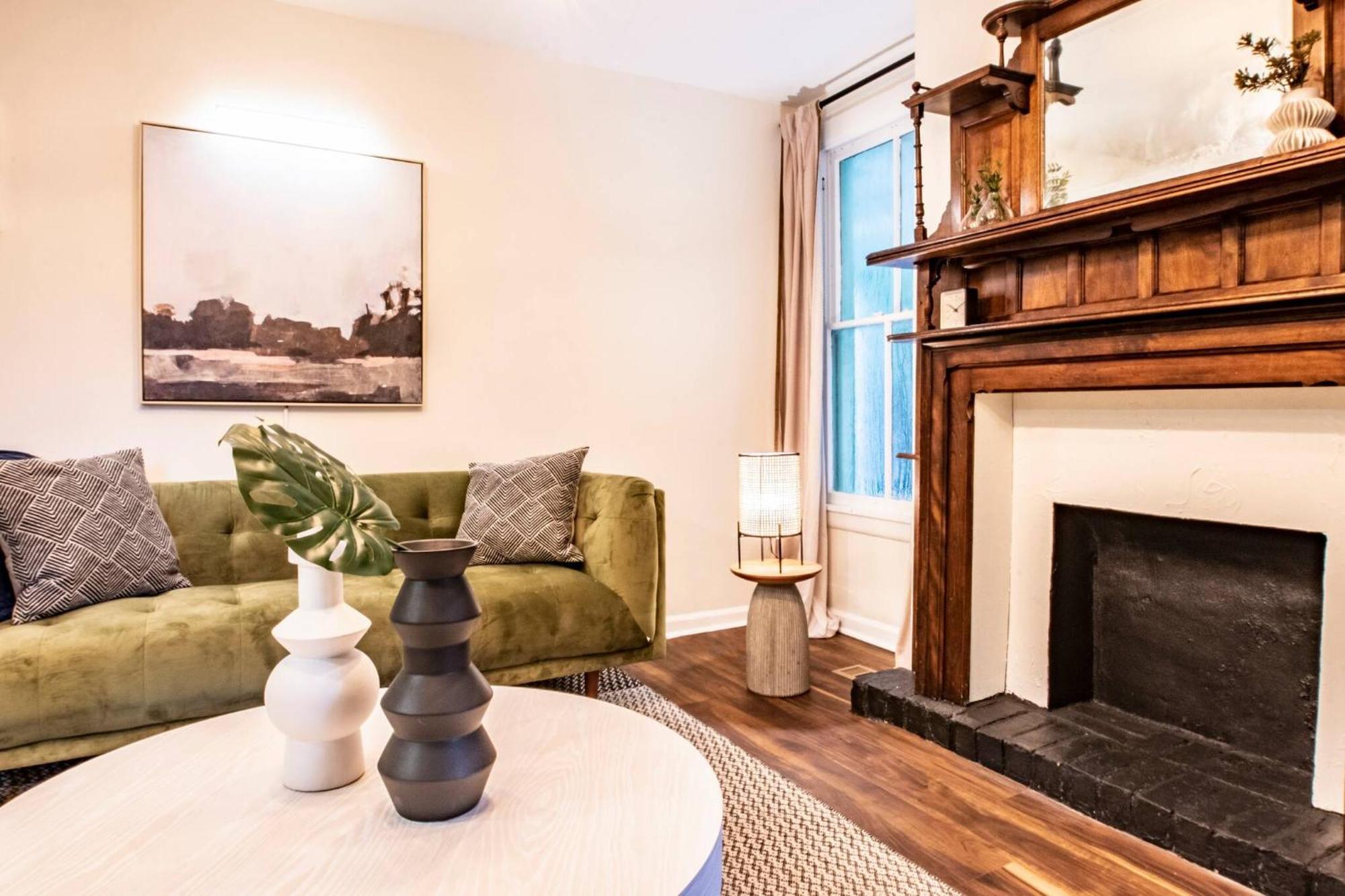 Apartment 3bdr Classy Mid-century Ground-level Forsyth *