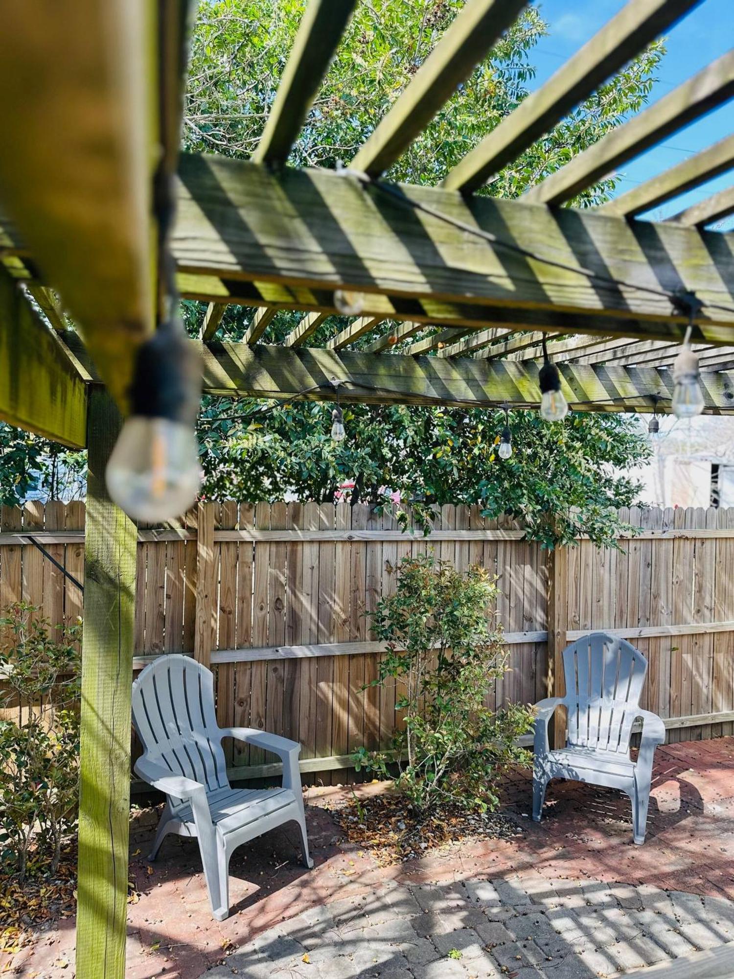 Private Triplex Sleeps 22 Starland District *