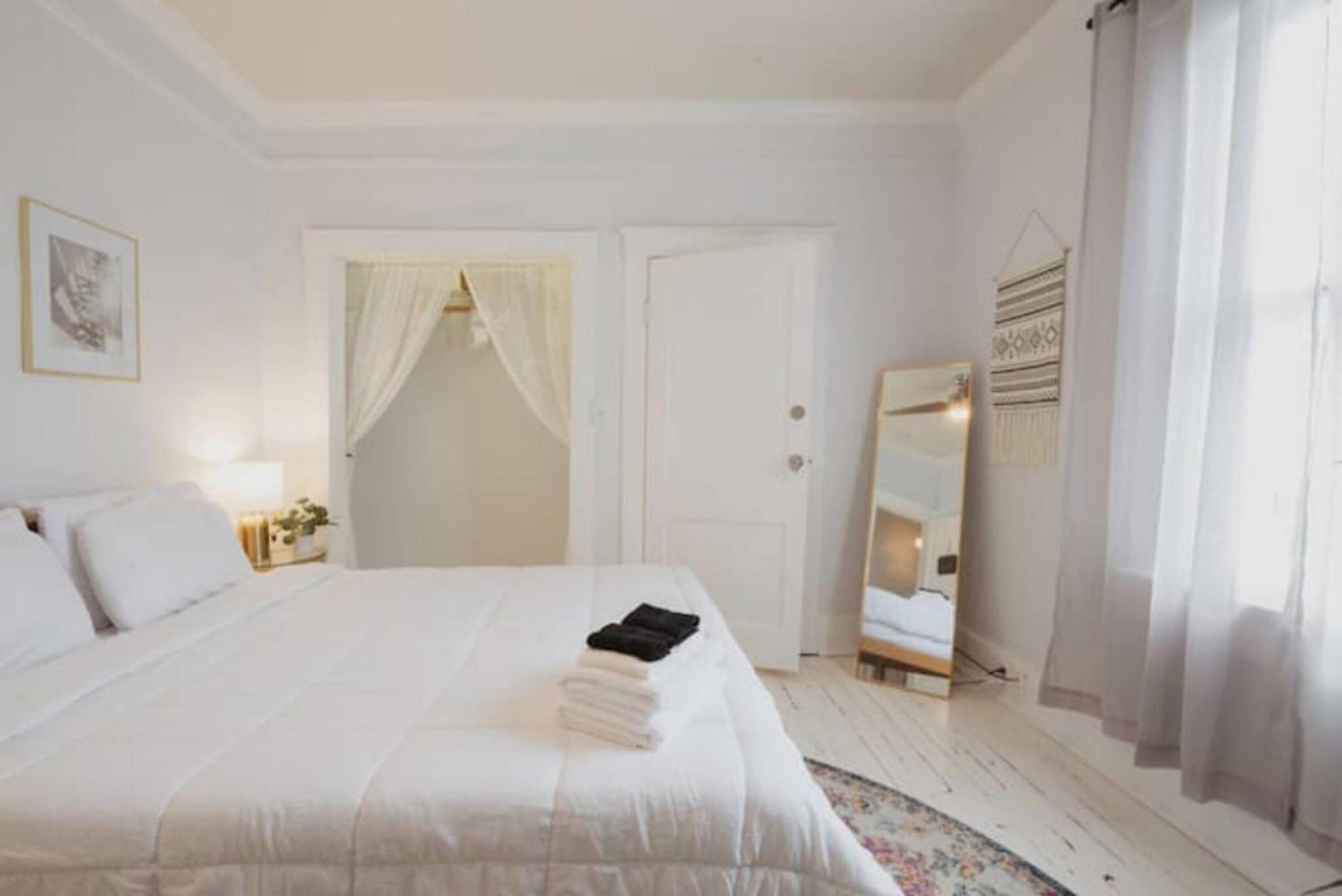 Private Triplex Sleeps 22 Starland District Holiday home Savannah