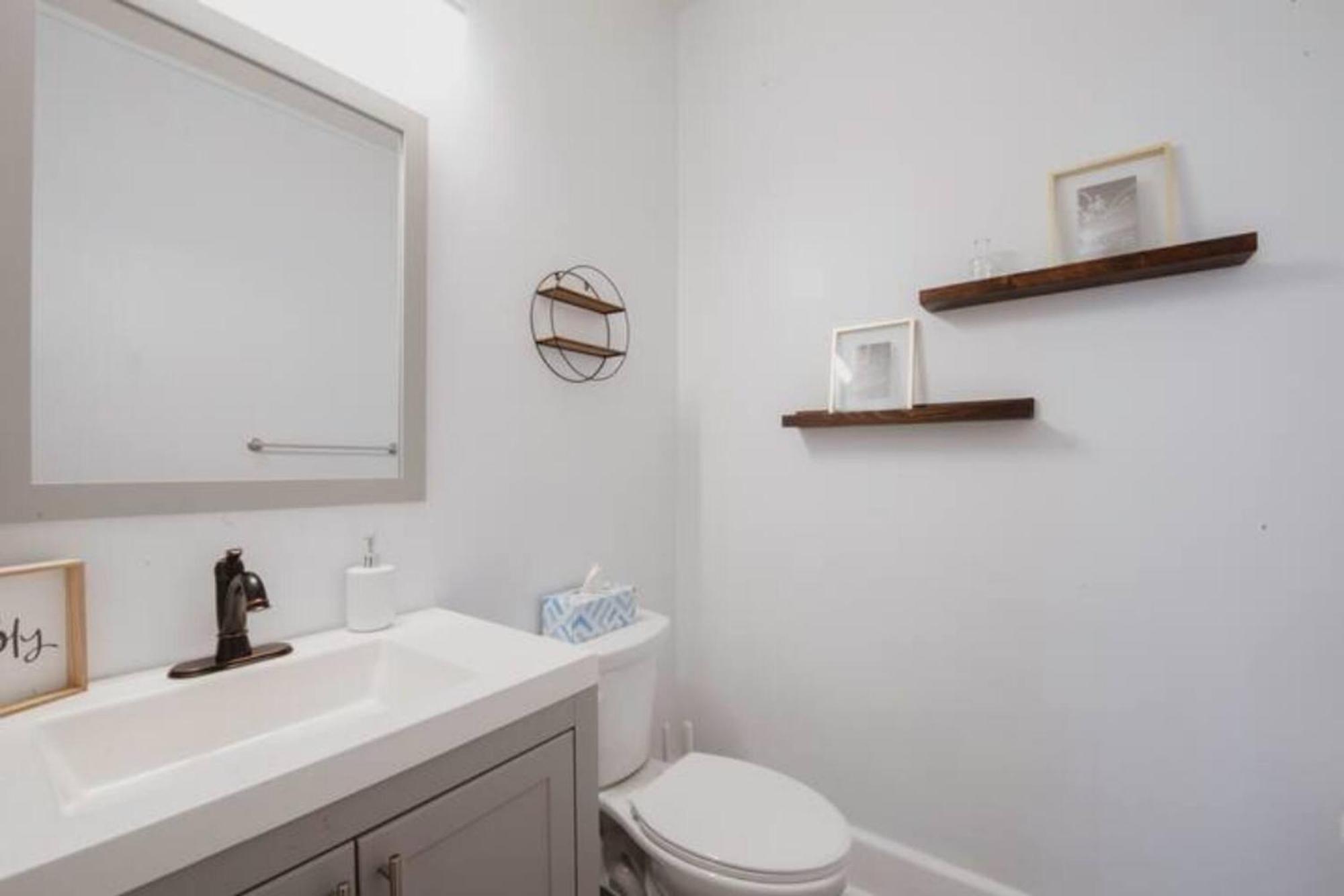 Private Triplex Sleeps 22 Starland District *