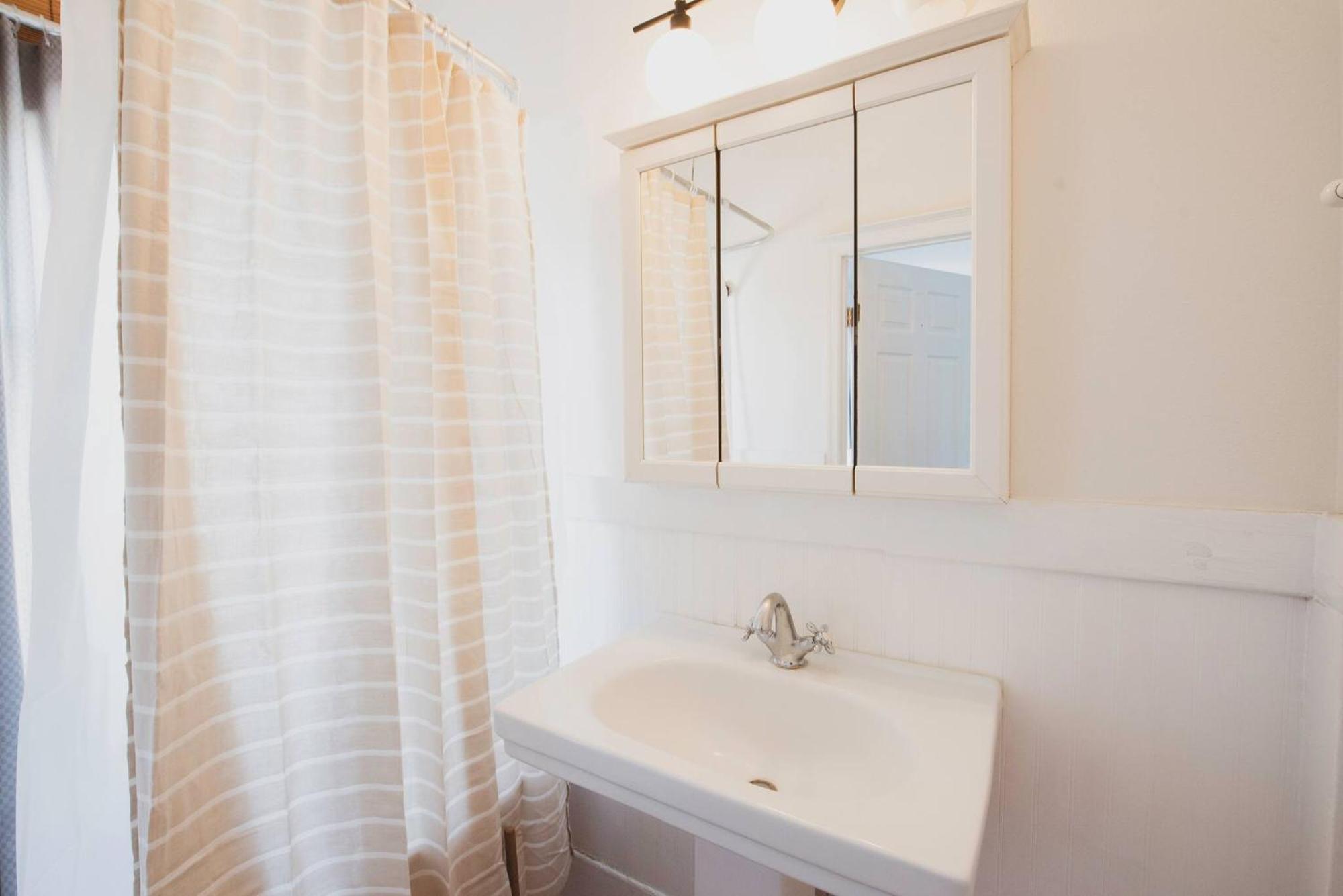 Private Triplex Sleeps 22 Starland District Savannah