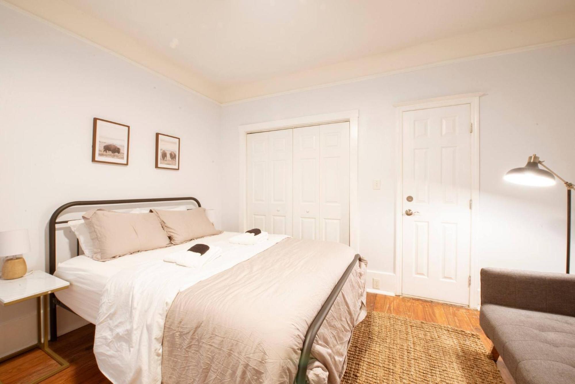 Private Triplex Sleeps 22 Starland District Savannah