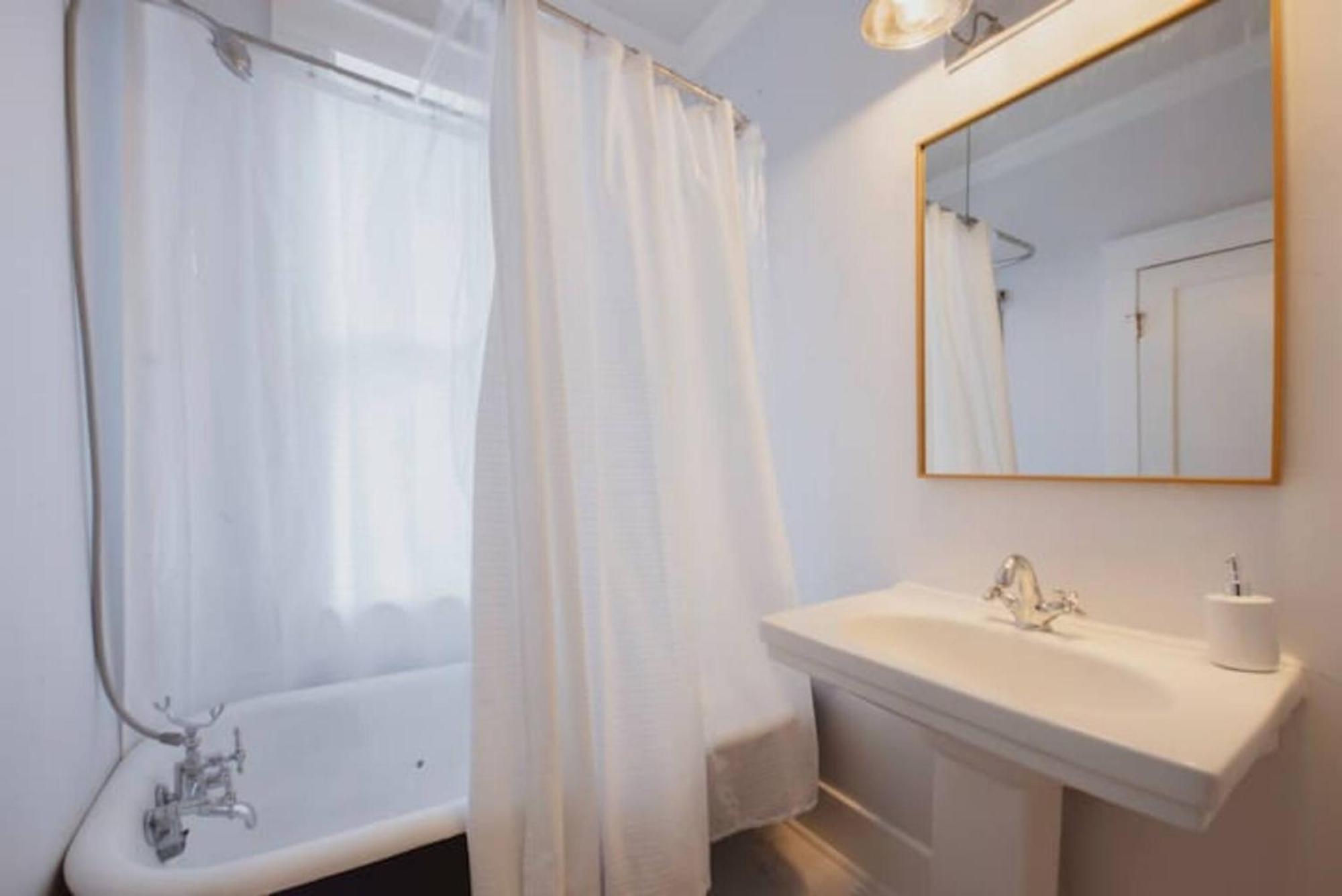 Private Triplex Sleeps 22 Starland District Holiday home *