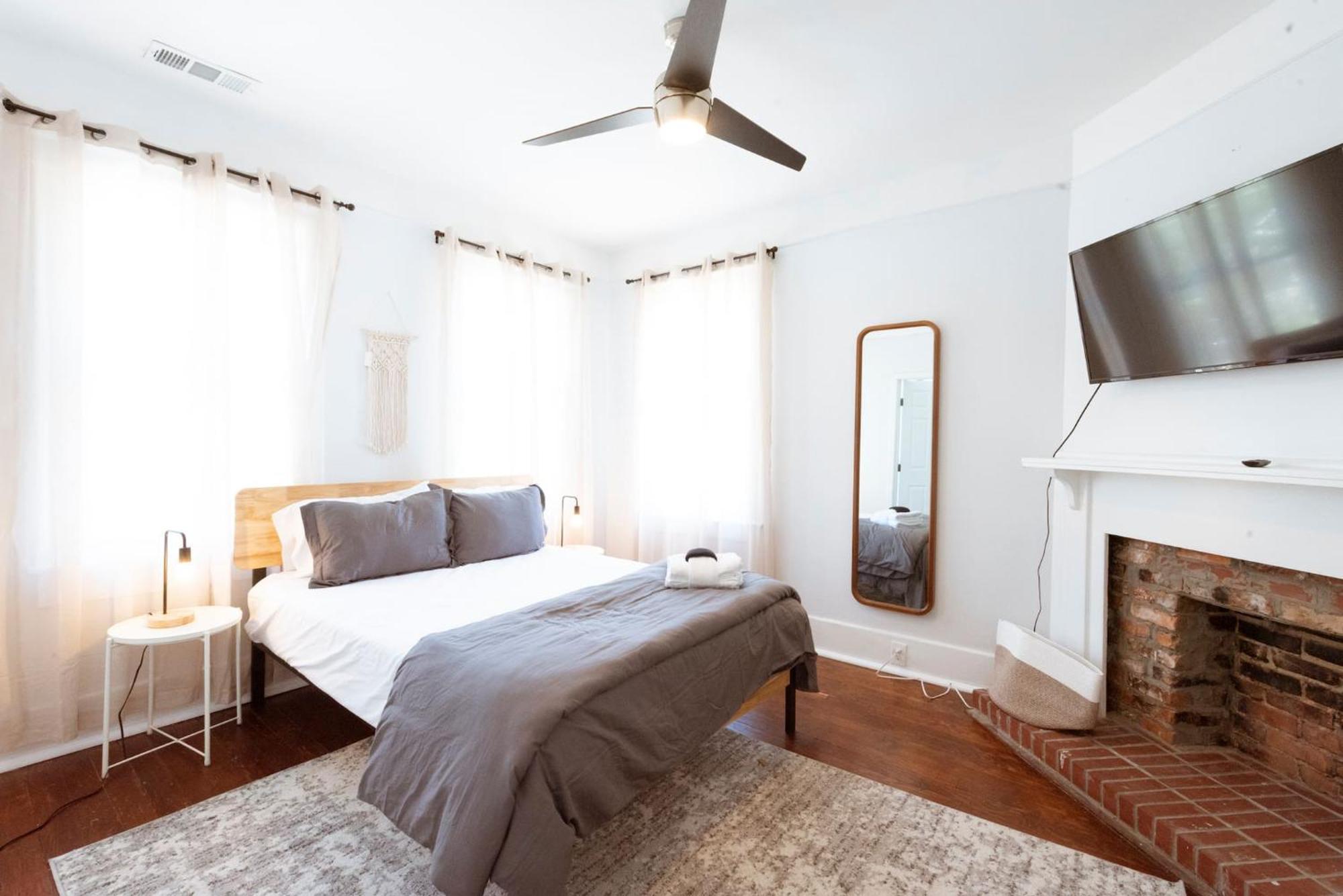 Private Triplex Sleeps 22 Starland District Savannah