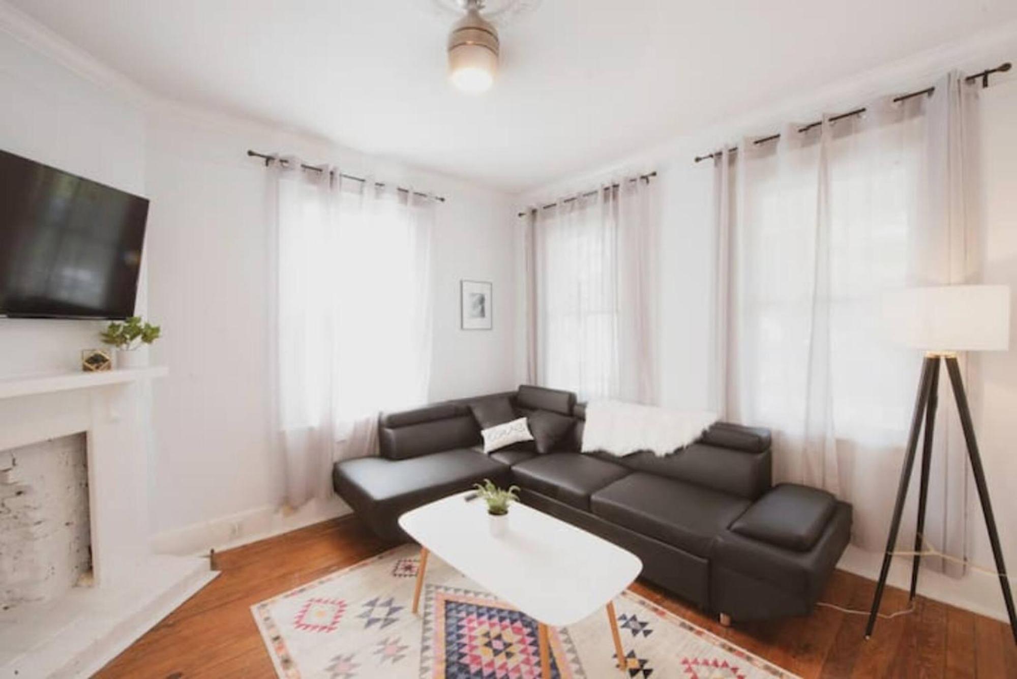 Private Triplex Sleeps 22 Starland District Holiday home