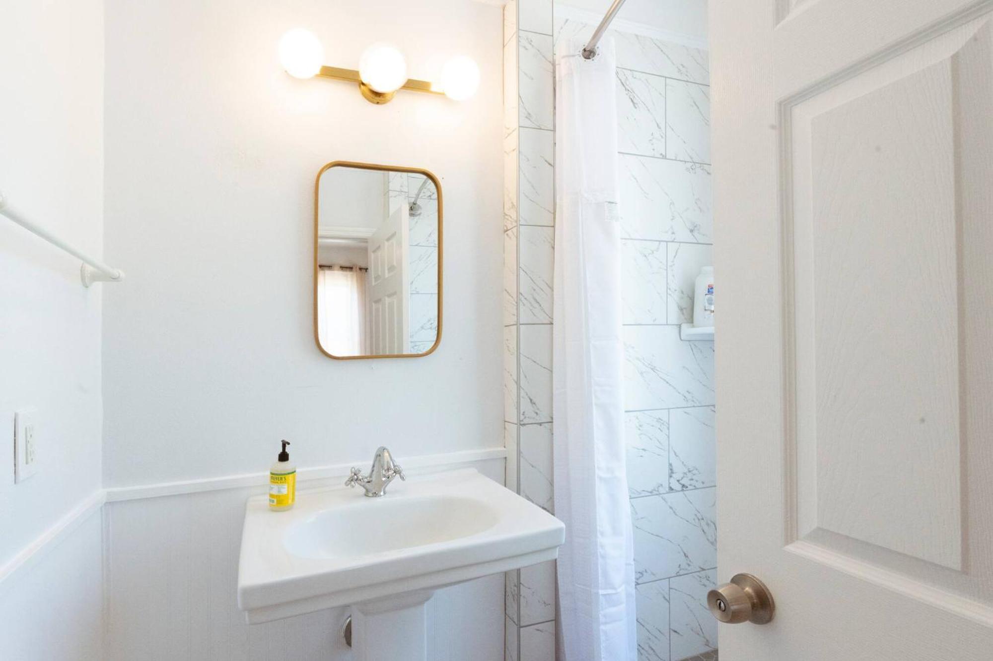 Private Triplex Sleeps 22 Starland District Holiday home Savannah