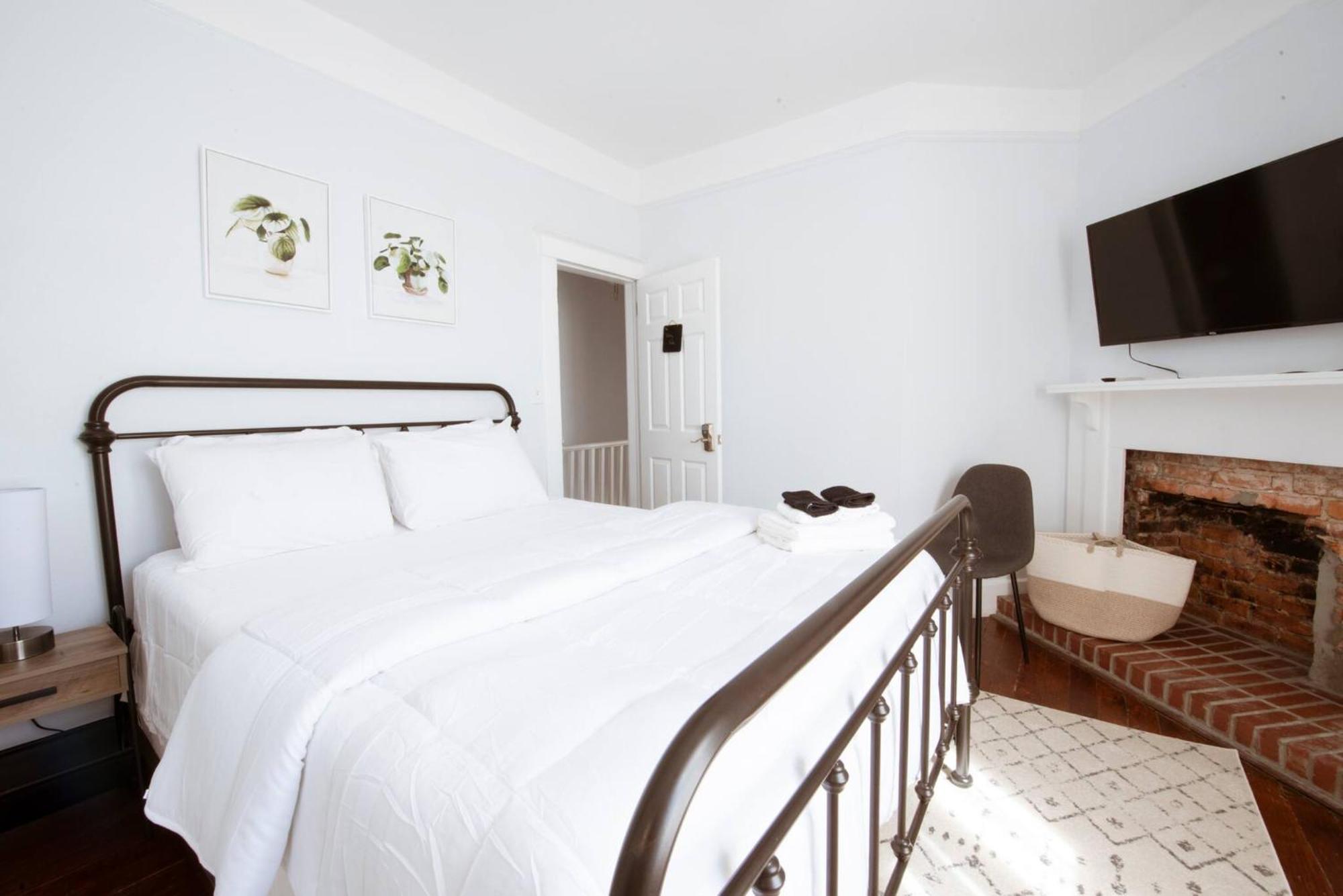 Private Triplex Sleeps 22 Starland District Savannah