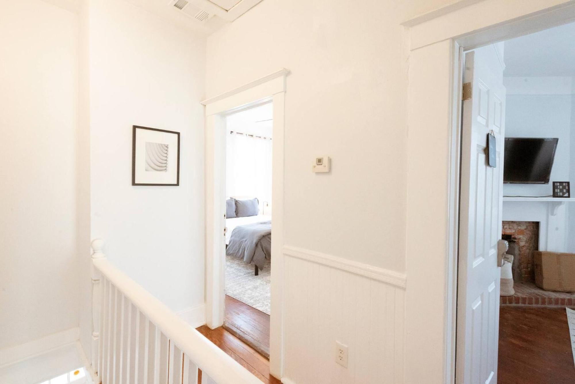 Private Triplex Sleeps 22 Starland District *