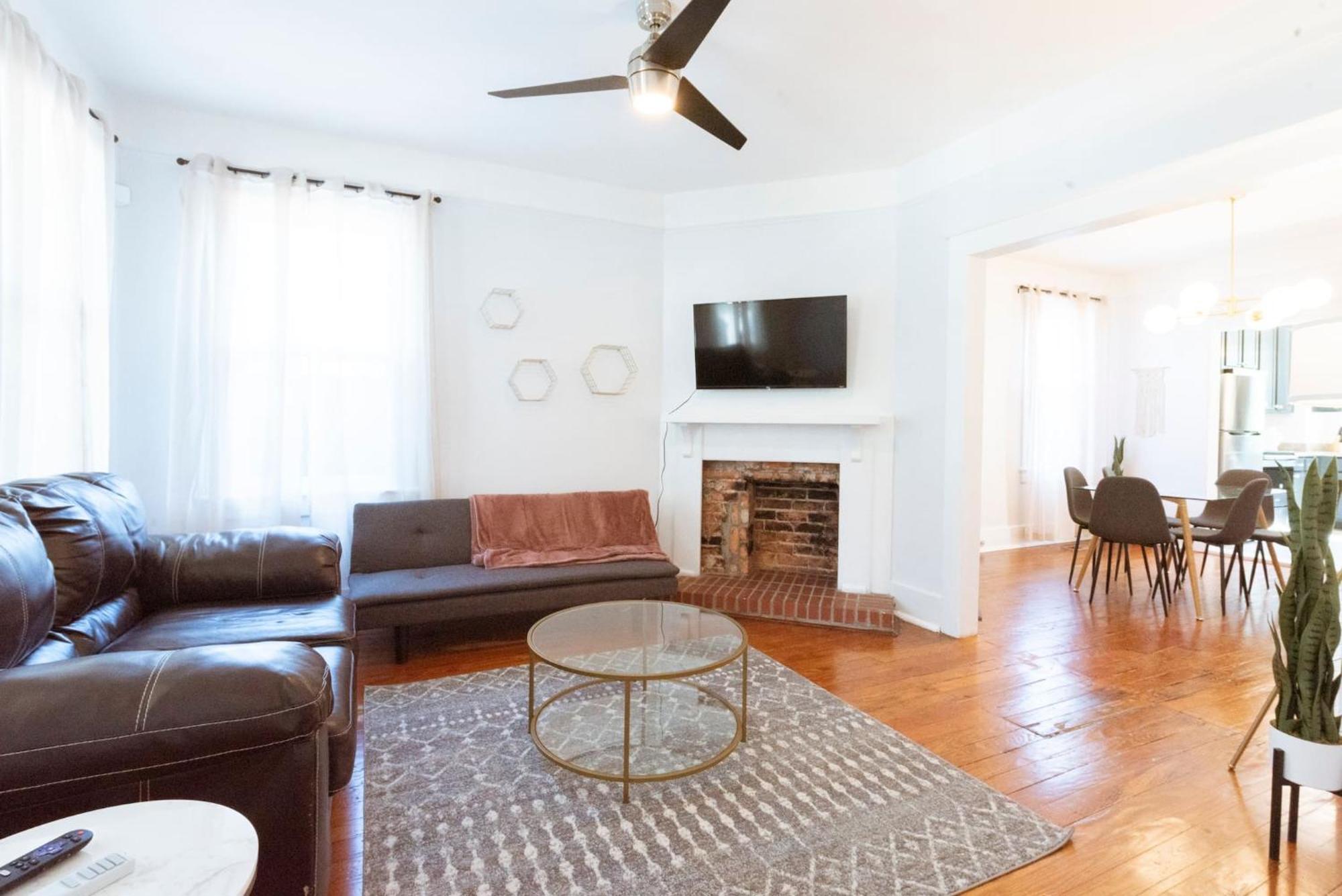 Private Triplex Sleeps 22 Starland District Holiday home