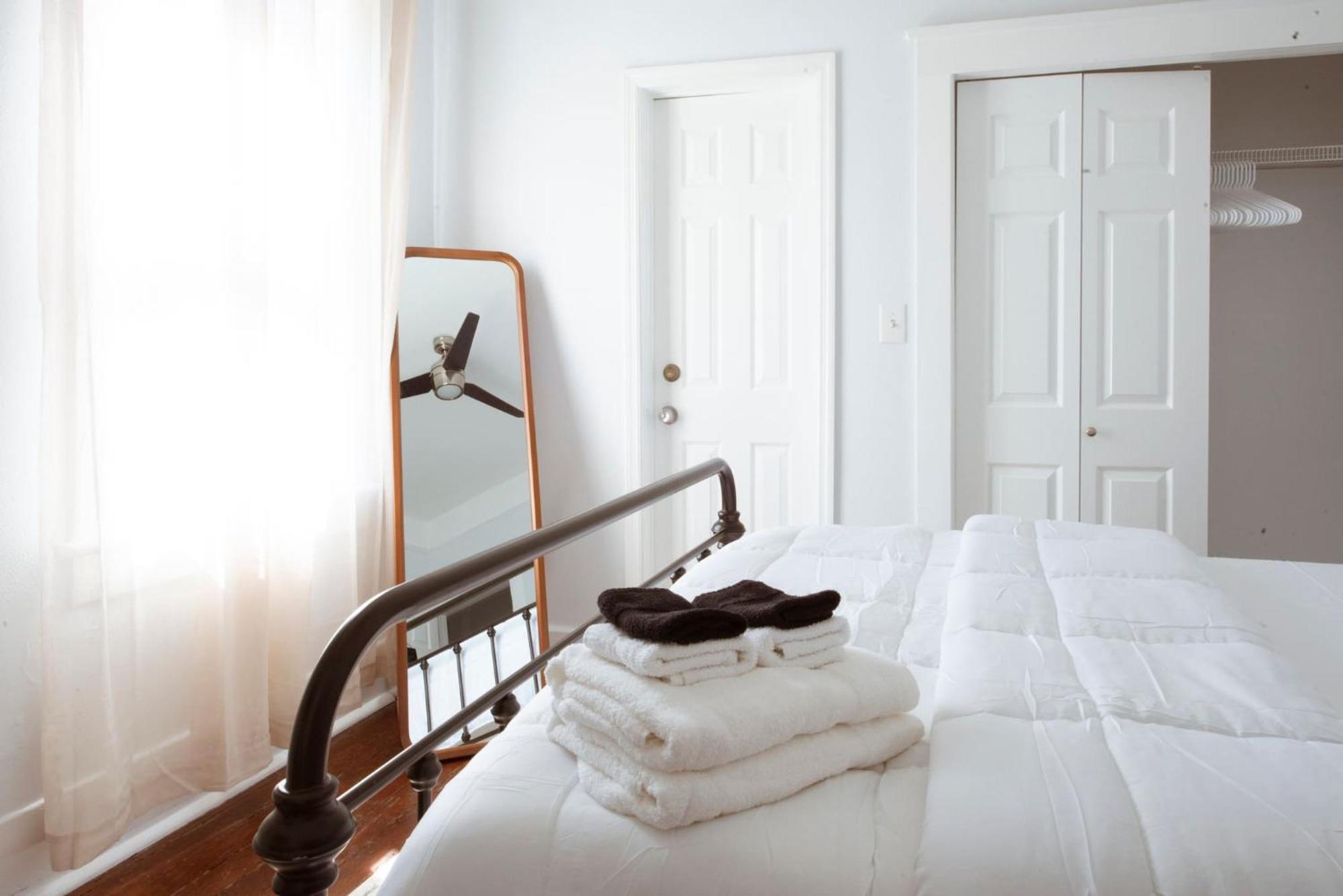 Private Triplex Sleeps 22 Starland District * Savannah