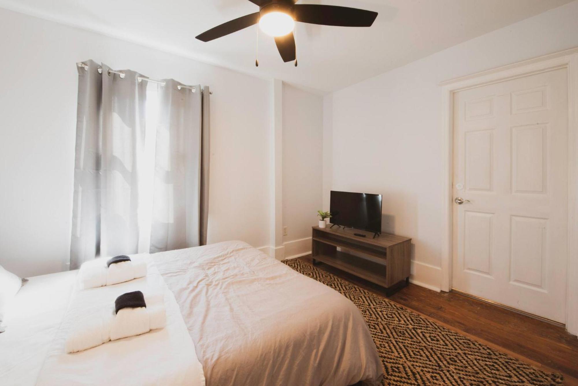 Holiday home Private Triplex Sleeps 22 Starland District *