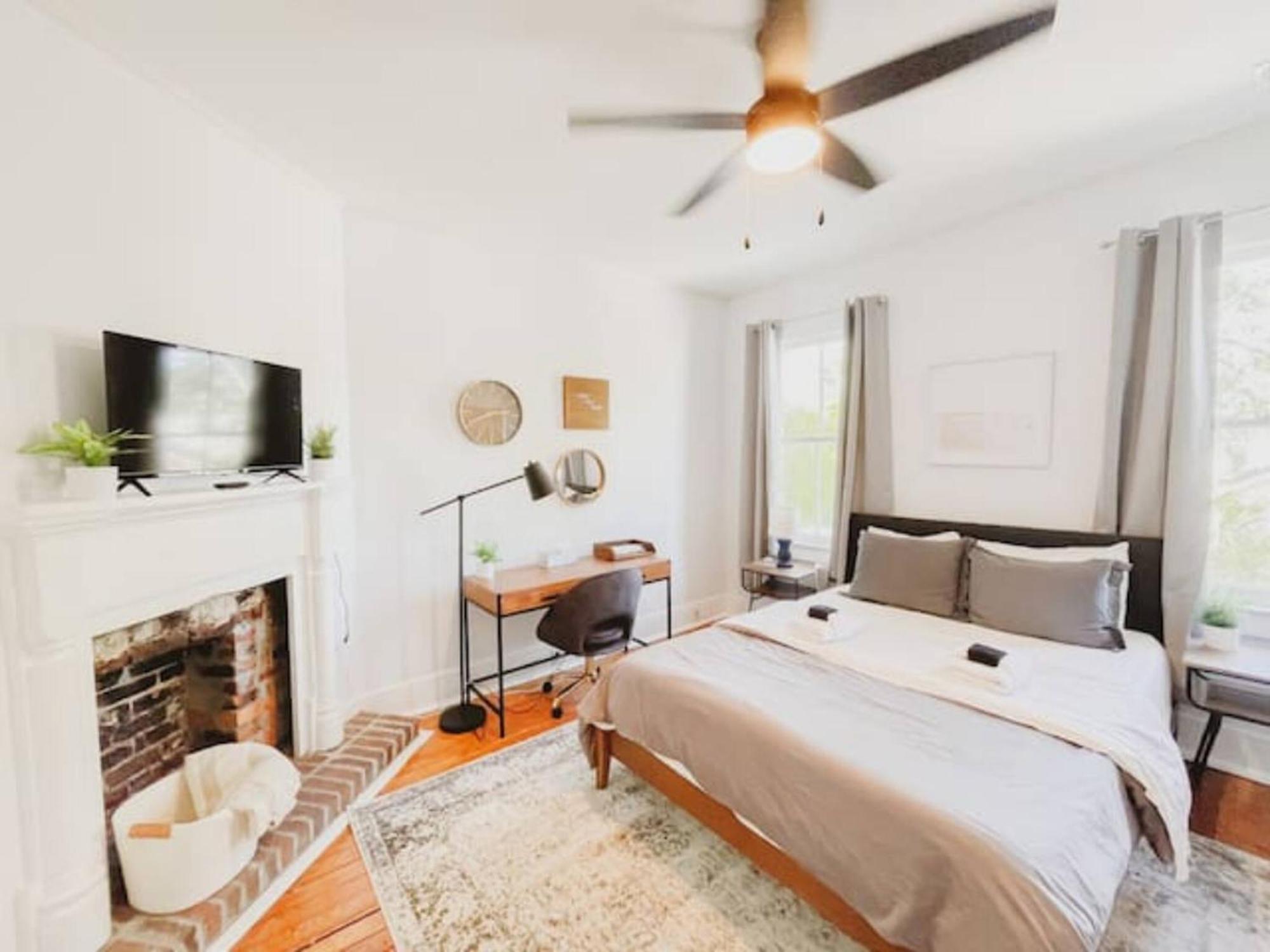 Private Triplex Sleeps 22 Starland District Savannah
