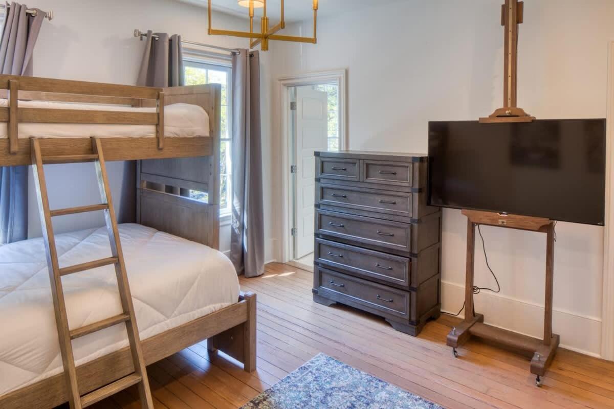 Luxvilla 3 Br-3 Ba Near River Street Villa
