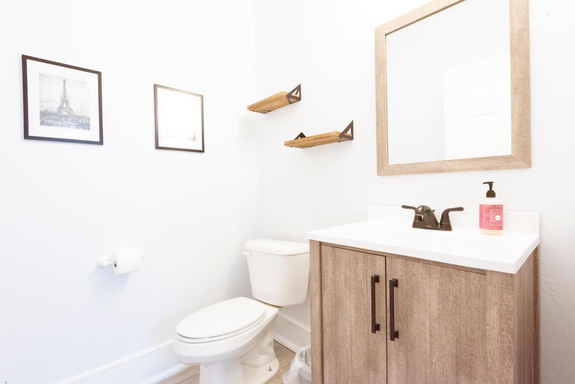 Private Triplex Sleeps 22 Starland District *