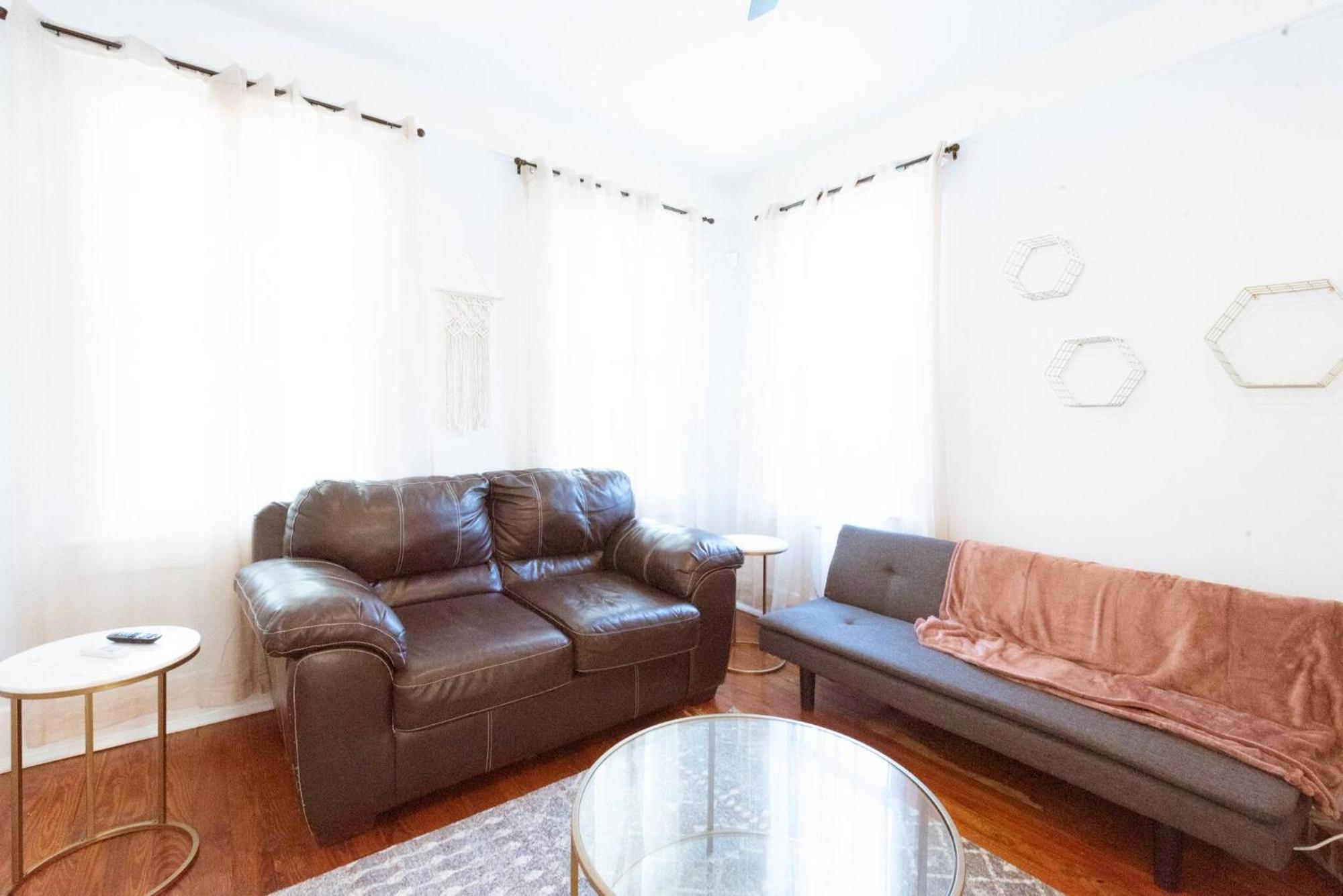 Private Triplex Sleeps 22 Starland District Savannah