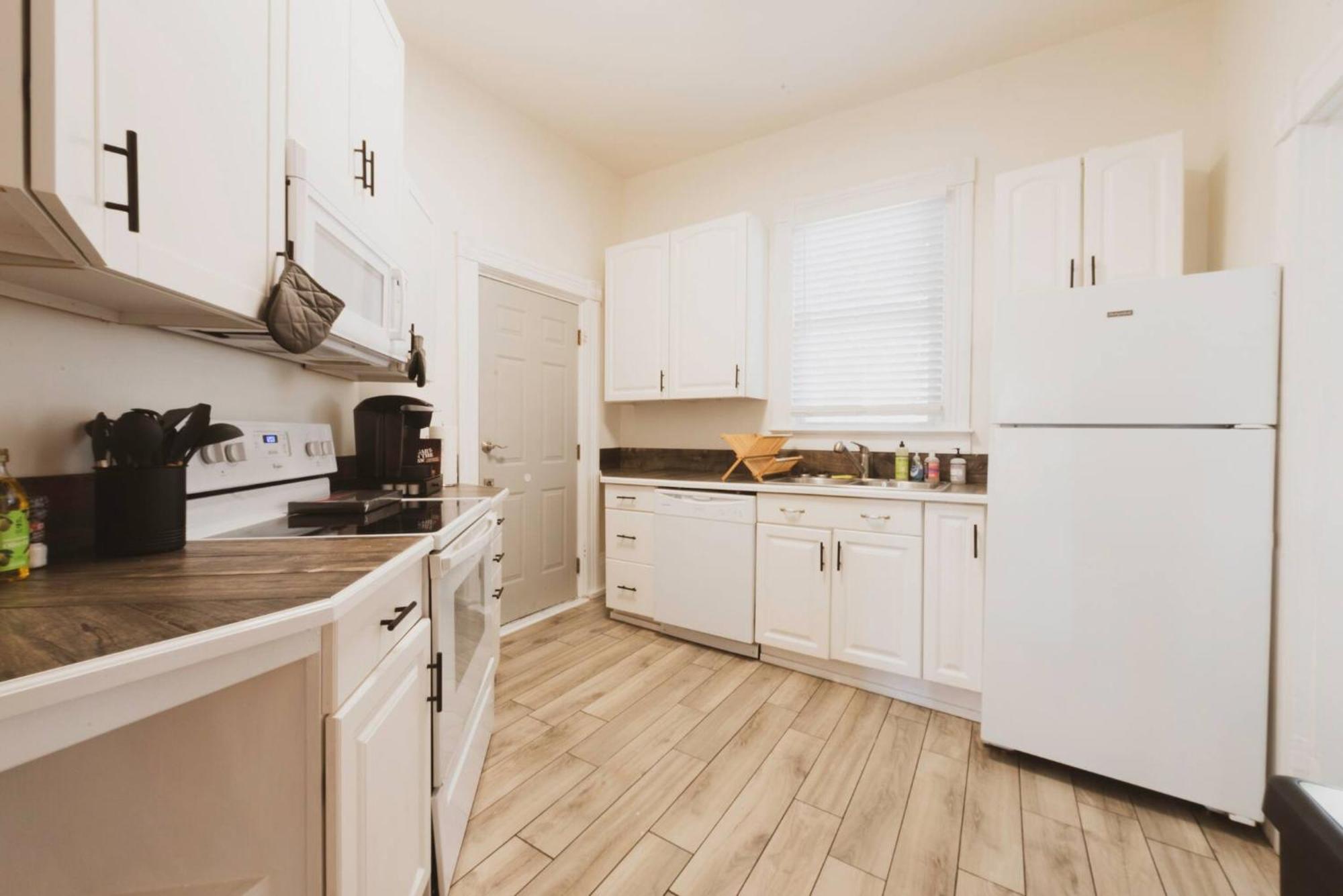 Entire Duplex 2 Apts & 6 Bdrs Near Forsyth Park!