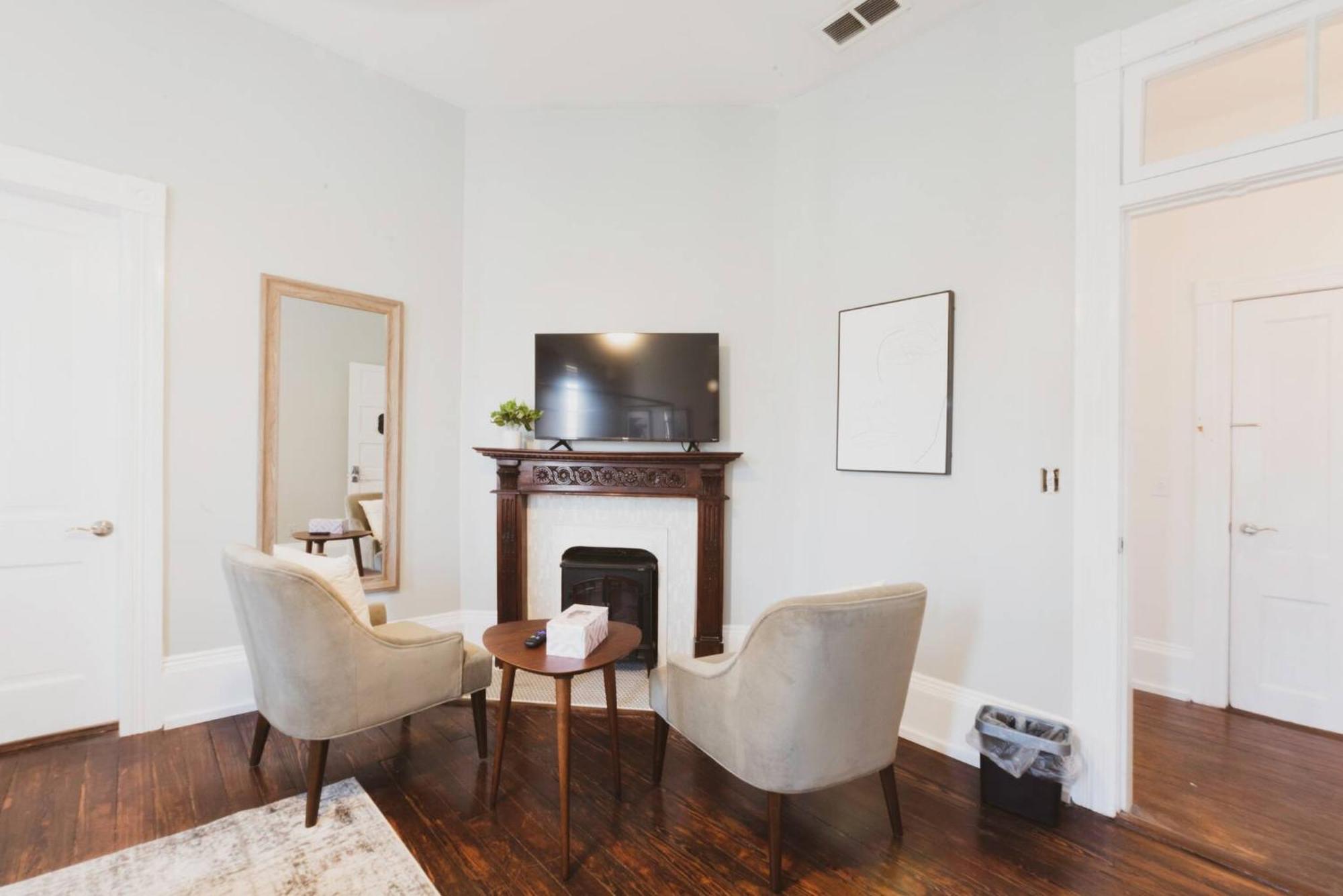 Entire Duplex 2 Apts & 6 Bdrs Near Forsyth Park! Holiday home