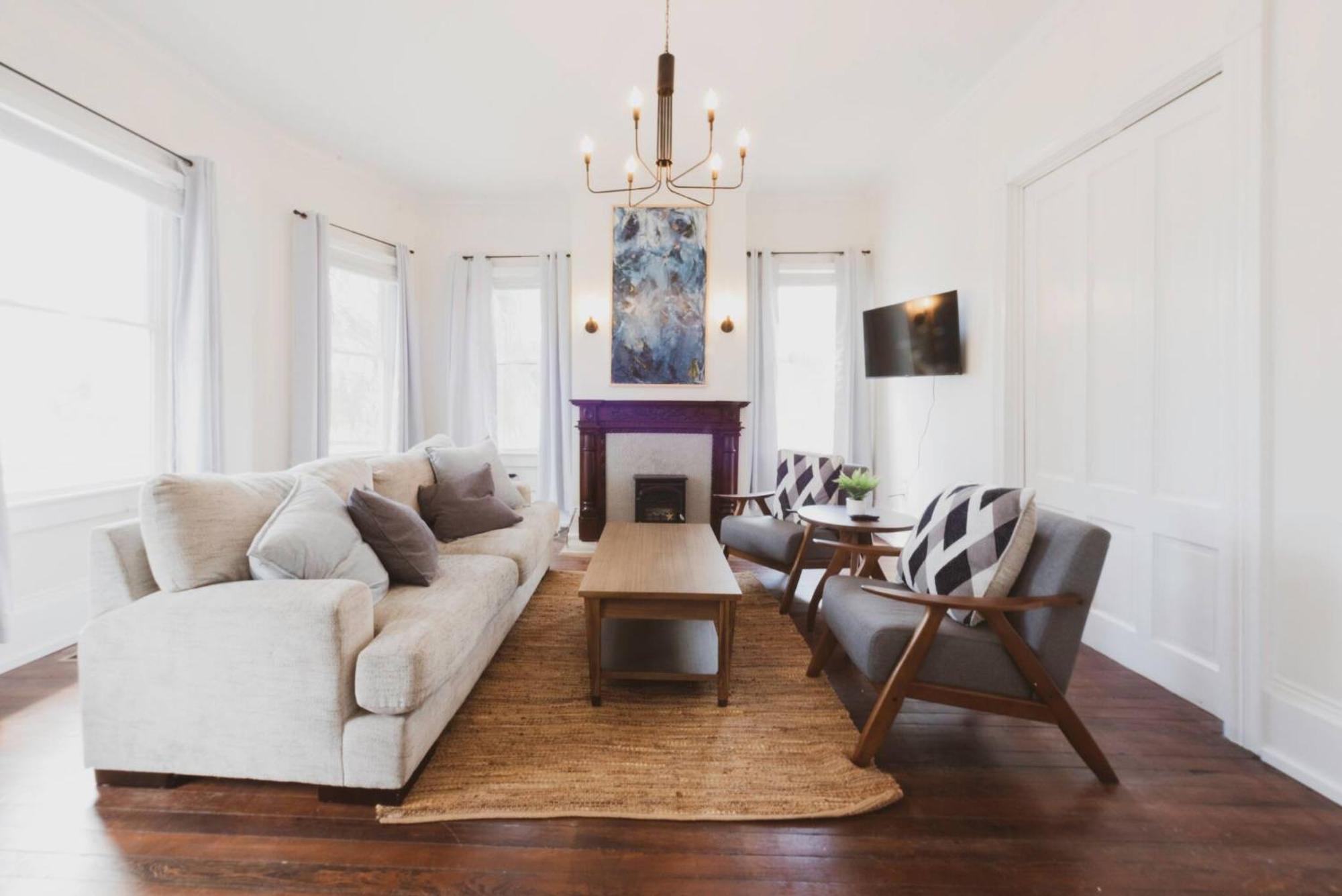 Entire Duplex 2 Apts & 6 Bdrs Near Forsyth Park! Holiday home Savannah